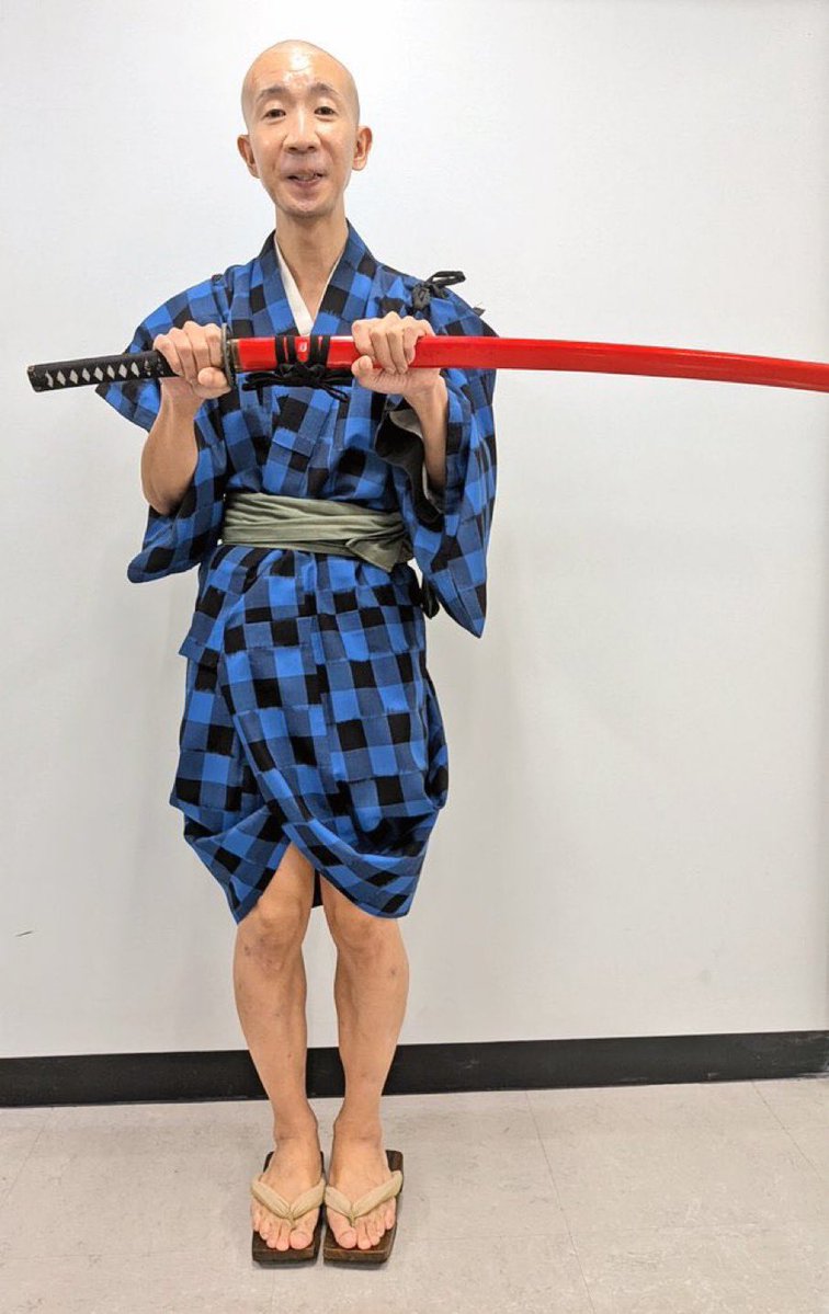 Tsin_iroiro's tweet photo. 【現視点bot】

青い市松模様の服を着たひょうろくが居合の構えをしている https://t.co/5aEA0OJqiw