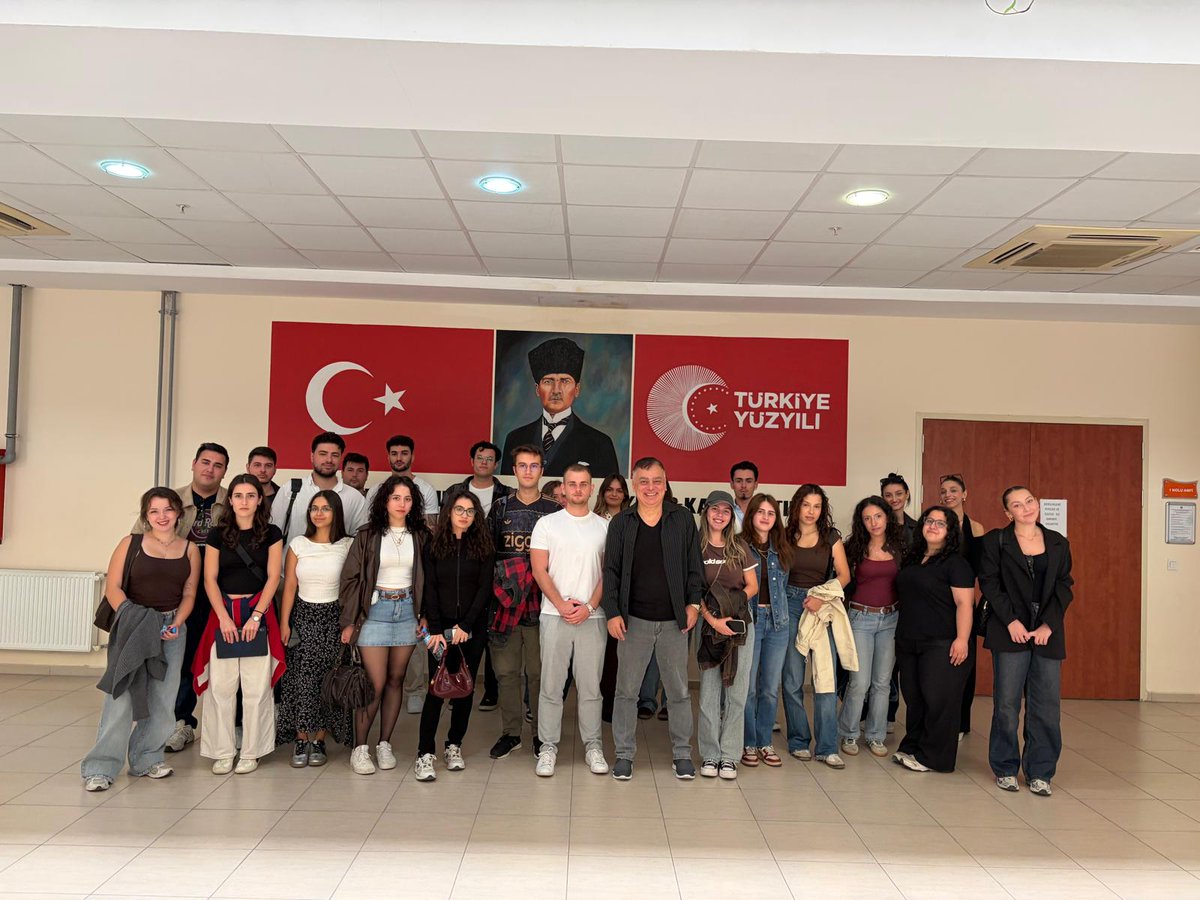 bilgehan2010's tweet photo. Bugün Halkla İlişkiler ve Tanıtım Bölümü son sınıf öğrencilerimle harika bir "Kamu Diplomasisi"dersine imza attık. Ders kapsamında başlattığımız "Türkiye Yüzyılı:Lider Ülke Türkiye" projesi ile sevgili öğrencilerim yıldız gibi parlayacak.
#EgeÜniversitesi 
#TürkiyeYüzyılı https://t.co/vLoliCsQSX