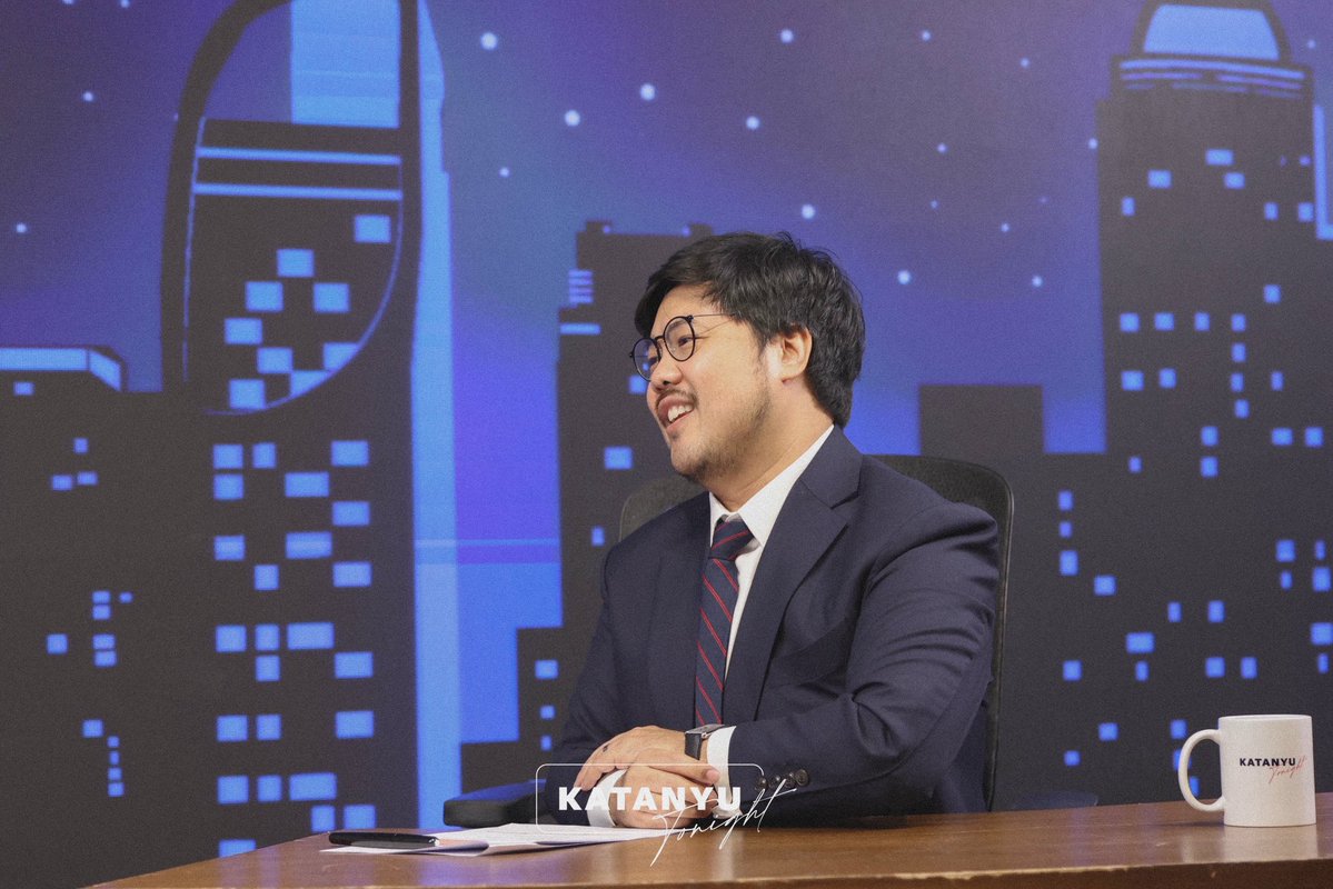 katanyu_tonight's tweet photo. ผมสงสัยและถามตัวเองเสมอ 

ตลอด 10 ปี ตั้งแต่เริ่มทำ 
Stand up comedy 
ครั้งแรกเมื่อปี 2016 

ผมไม่เคยคิดว่าตัวเอง
ทำได้สำเร็จจริงๆสักที 

ผมเคยคิดจะเลิกทำนะ 
ด้วยหลายเหตุผล 
ไม่มั่นใจ ไม่ดีพอ 
ไม่ได้มีคนอยากดูขนาดนั้น 
ผมสงสัยตัวเองตลอดในเรื่องนี้

แต่ผมก็ไม่เคยเลิกได้จริงๆ 
ไม่รู้ทำไม อาจจะเพราะชอบโมเมนต์
อาจจะเพราะมีความสุข
และมีความหวัง ความตั้งใจทุกครั้ง 

“มันต้องดีขึ้นสิวะ” 
ผมให้กำลังใจตัวเอง

คำถามสำคัญกว่านั้นคือ 
คนดูจะเสียเงินเสียเวลามา 
‘ดูกตัญญู’ ทำไม
ในเมื่อทุกสัปดาห์ก็มีฟรีให้ดูใน Katanyu Tonight 

อย่างตรงไปตรงมา นี่คือคำตอบ 

Katanyu Tonight เป็นคนละเวอร์ชันกับผมในการเป็นนักแสดง stand up comedy มันคนละเฉด คนละแนวกันเลยล่ะครับ  

ผมทำอะไรหลาย = ส่วนใหญ่ล้มเหลว 
ผมทำหลายอย่าง = และได้พบความหมายอันยอดเยี่ยม 
ผมไม่เลิกทำบางอย่าง = จนค้นพบว่าเราเป็นได้อีกหลายอย่าง 

STAND-UP COMEDY 
รอบนี้ ผมอยากเล่าเรื่องความคิดความรู้สึกของ ‘การลงมือทำ‘ นี้แหละ 

เราทำอะไรอยู่ 
เราทำไปทำไมนะ 
แล้วทำไมเรายังทำอยู่? 

โชว์เลยมีชื่อแบบโคตรจะซื่อๆ ว่า 

‘What are yu doing’ 

ขายล่วงหน้าแบบไกลมากๆ 
คิดให้คนวางแผนกันได้ง่าย 
และผมวางแผนขายได้เละเทะมาก 

เค้ามีแต่เปิดใกล้ๆ จังหวะดี 
ปิดขายให้หมดไวที่สุด 

ผมแม่งวางขายอย่างไกล
คิดว่า “เออๆ ไม่หมดไว ก็ยังมีเวลาขายเยอะล่ะนะ” 

ผมลุ้นมากๆ จริงๆ นะครับ  
ว่าจะมีใครอยากดูมันจริงๆไหม 

ผมขอฝากอนุญาตผลงานนะครับเพื่อนพี่น้องและขอบคุณทุกการสนับสนุนมากๆ จากทุกคนในทุกทางนะครับ

งานแสดงวันเสาร์ที่ 28 พฤศจิกายน 2569 เวลา 19.00 น ที่ โรงละครอักษรา

ผมทำรอบเดียวเลยครับ
อยากให้คนเต็มๆแน่นๆ คึกคัก 

ถ้าคุณเคยหัวเราะกับ
 Katanyu Tonight
และอยากสนับสนุนพวกเรา

ก็ถือว่าการมาดูโชว์ครั้งนี้
เป็นกำลังใจให้ผมได้ทำสิ่งที่อยากทำต่อไปครับ

ซื้อบัตรได้แล้ว
ที่เคาน์เตอร์เซอร์วิส 
ร้าน 7-Eleven ทุกสาขาทั่วประเทศ

หรือจองที่นั่งออนไลน์ได้ทาง
https://t.co/aZFLZiLZpn

ขอบคุณทุกคนมากๆ เลยครับ

#katanyutonight