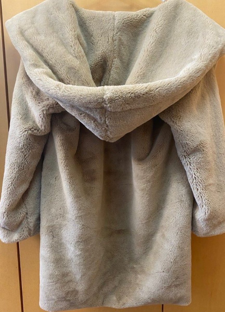 chdrk5899's tweet photo. I found a jacket stuffed near a pork shop—its slippery surface and sly vibe make it feel like a tricky little thing! https://t.co/HPctpeDaH2