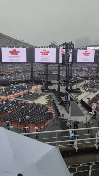 nm9711's tweet photo. [INFO] Al parecer para LATAM, el escenario de BTS del Tour, no contará con las pantallas laterales por detalles técnicos 😟 https://t.co/4UOL1cLA0C