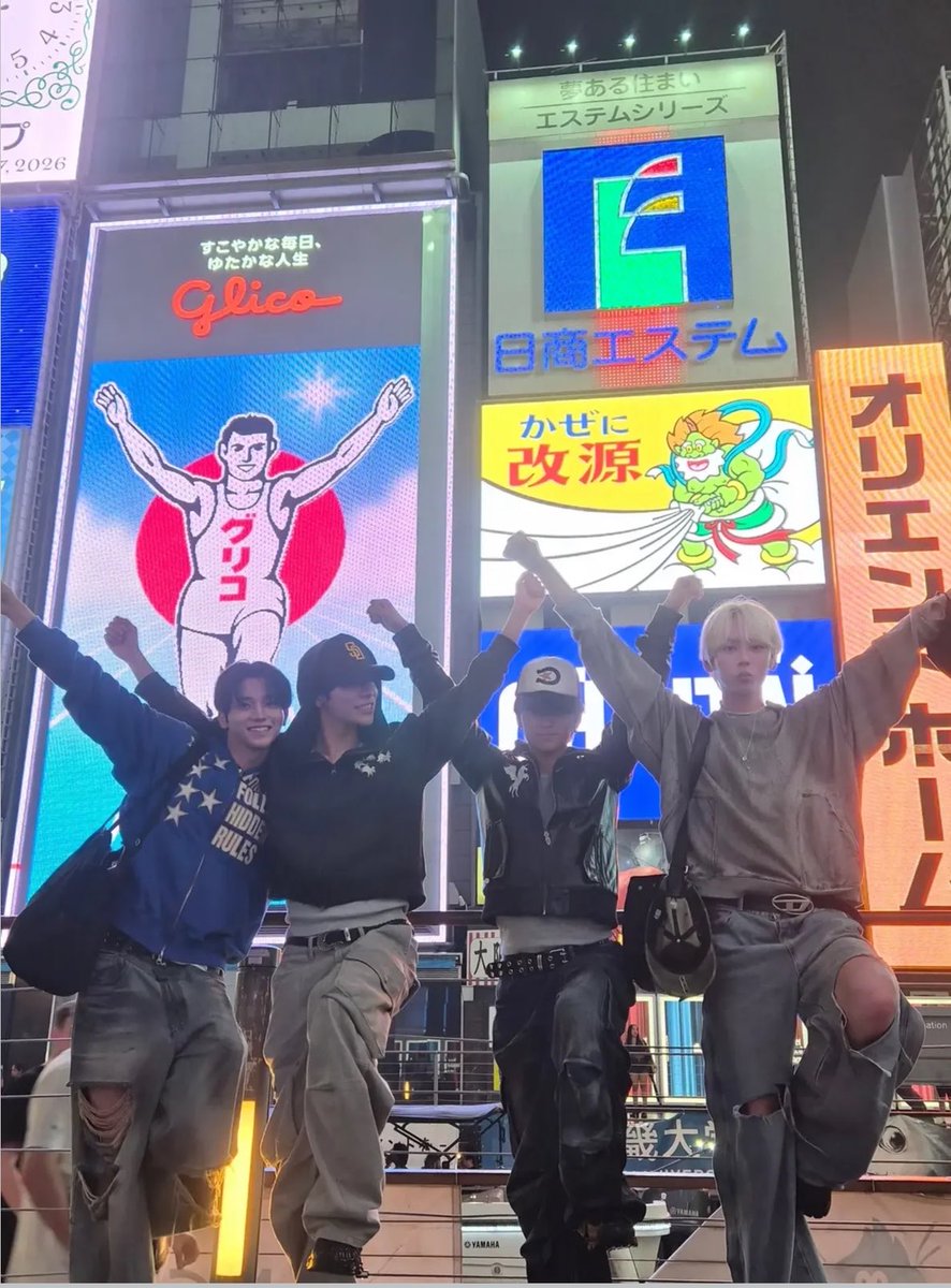 1toluv830's tweet photo. 가족여행 👨‍👩‍👧‍👦❤️💛💚💙
 #OVUS  #오버스 https://t.co/DL1m3ebY3z