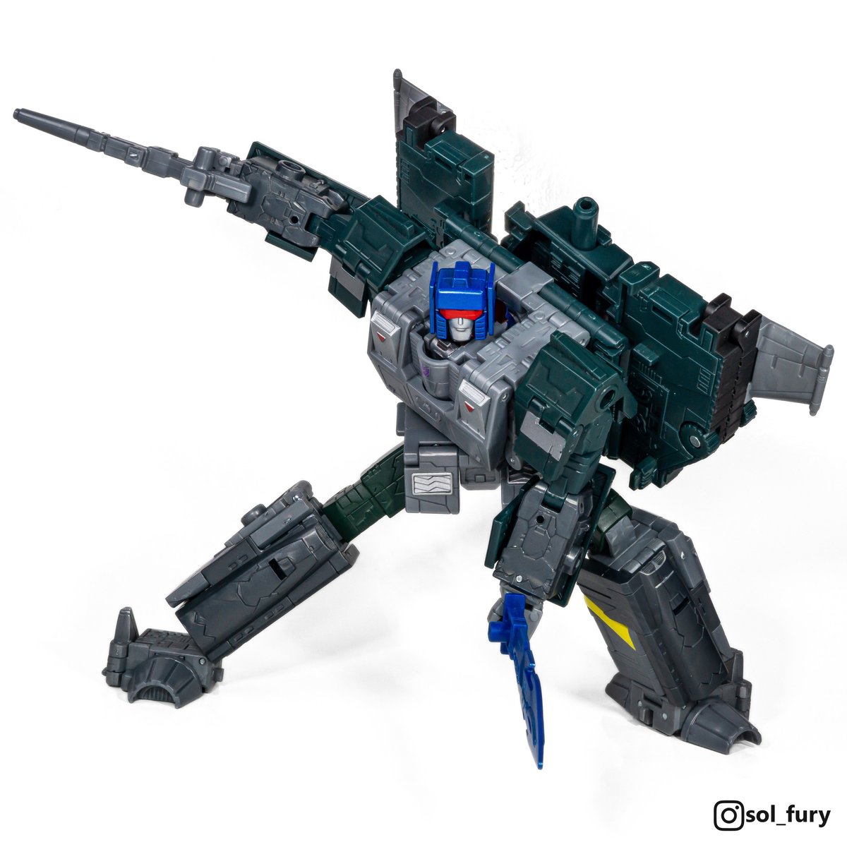 SolFury's tweet photo. Top of the line commercial goods and military hardware.

Deseeus Army Drone - War for Cybertron Trilogy (2021) &amp; Overcharge - Legacy United (2025)

#transformers #toyphotography #transformersgenerations #transformerslegacy #warforcybertron https://t.co/Lv5hsFCgE2