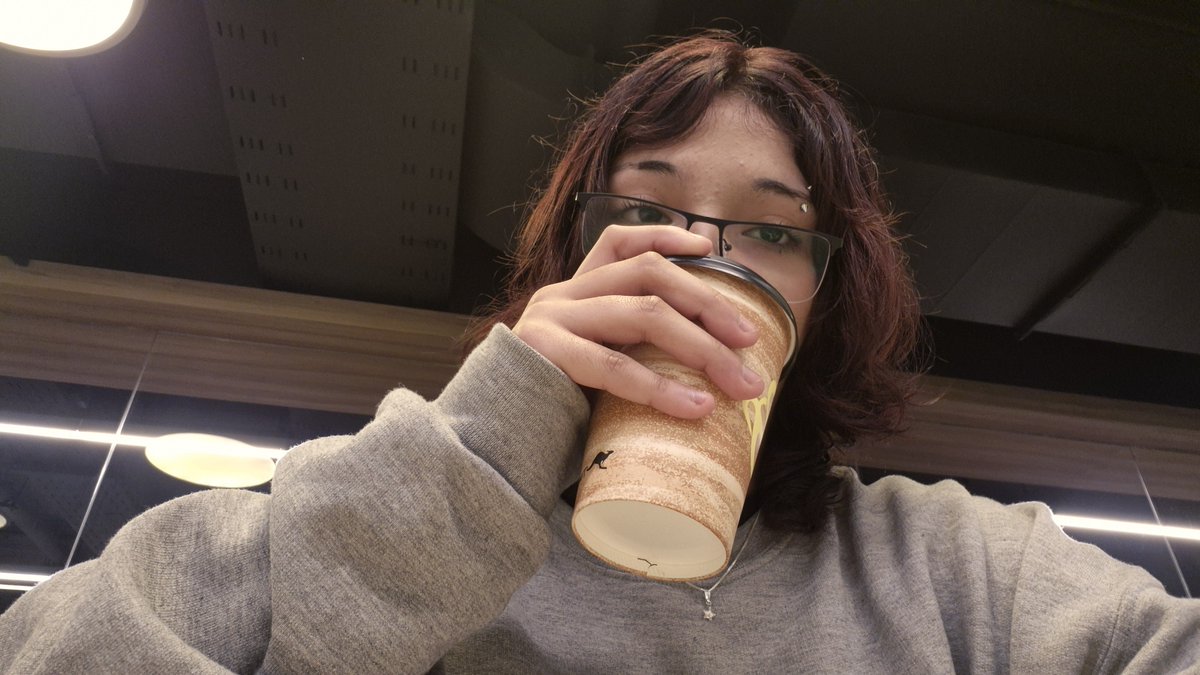 frizzdeayuna's tweet photo. en la biblioteca haciéndome la estudiosa como si no tuviera puros 3 en fisica ~ https://t.co/OW8W7ILxb3