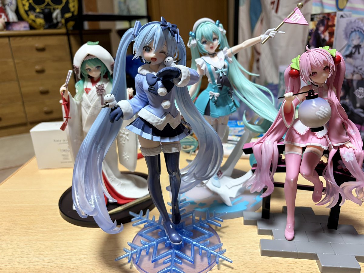thlove16's tweet photo. まぁ全員可愛いね。
普通に。
個人的には2012の雪ミクが他のミクのプライズと比べてもかなり好きです。 https://t.co/fPouHSJqGL