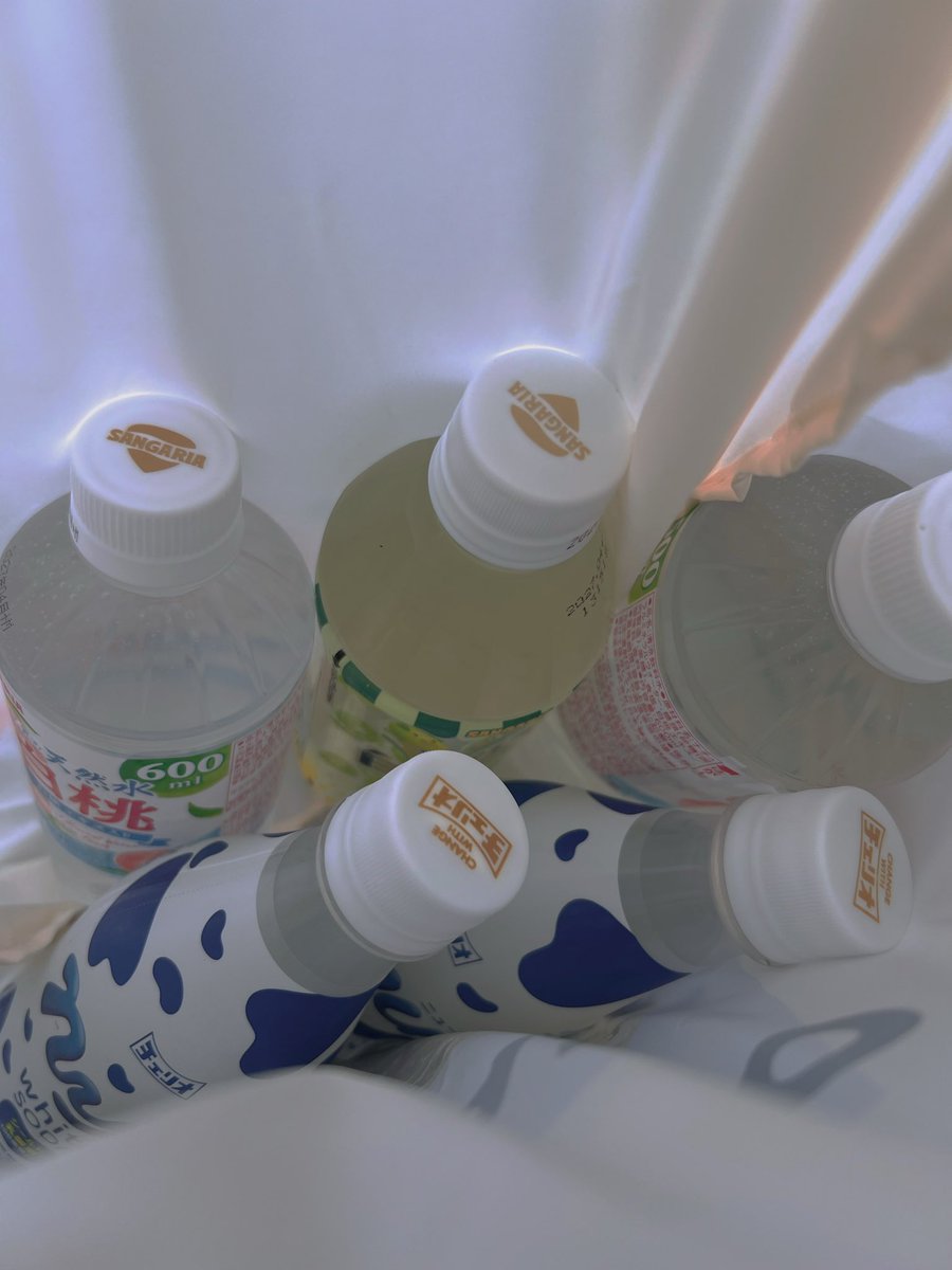 st__o23's tweet photo. 100円自販機に救われてる。 https://t.co/WaHFBZmHd2