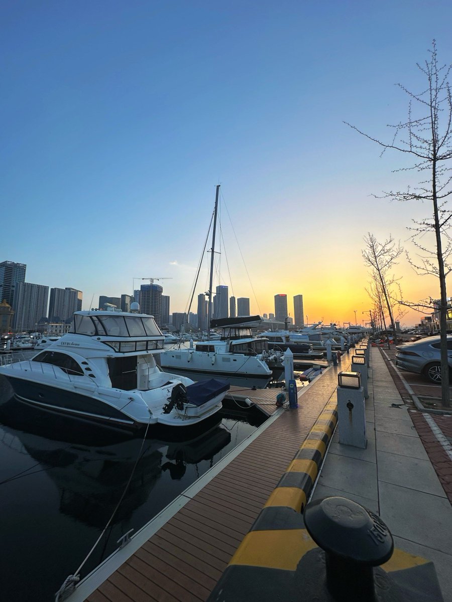 2d75noxo919's tweet photo. At the bustling wharf, the lion's roar echoes, silkworms spin silk, and everything is full of vitality. https://t.co/8kNug51b4z