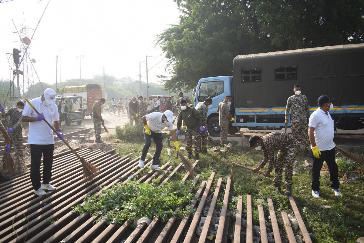 236bncrpf's tweet photo. 01/10/26 को 236 बटा. द्वारा राष्ट्रव्यापी श्रमदान  "एक दिन,एक घण्टा, एक साथ" के तहत् रेलवे गेट, नरेला पर स्वच्छता अभियान चलाया गया, जिसमें श्री अजय कु. सिंह, डीआईजी महानिदेशालय के.रि.पु.ब., 236 बटा. के अधिकारियों व कार्मिकों के अलावा श्री दिनेश भारद्वाज, निगम पार्षद ने भाग लिया । https://t.co/ounUwHTOFp