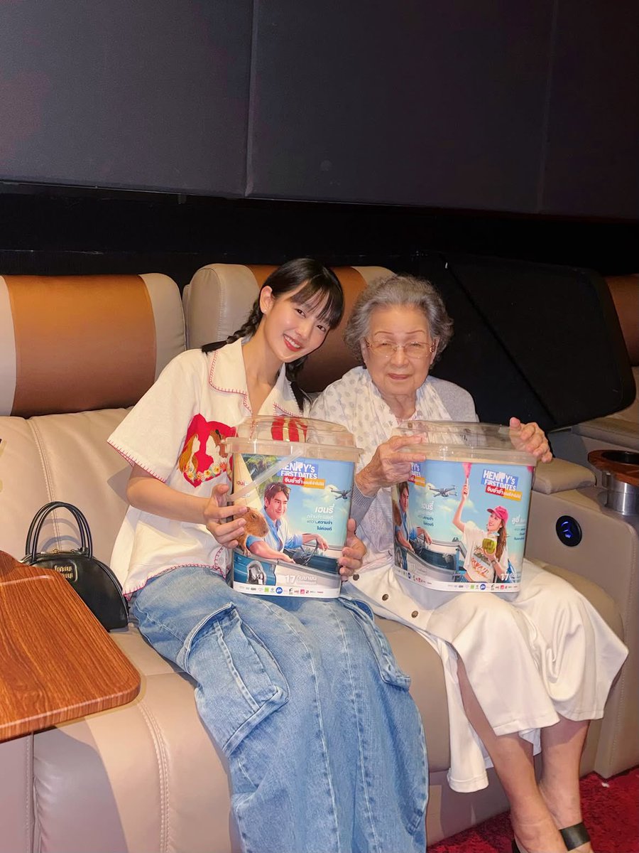 minnicha_th's tweet photo. [IG] 261001 min.nicha

“Movie day🍿😝🥤

#HenryFirstDates ดูซ้ำซ้ำให้จำให้ได้

พาคุณยายวัย96ปีมาดูหนังแรกของหลาน👧🏻🫶🏻👵🏻

คุณแม่อยากเป็นพี่เฮนรี่😆…

🔗 https://t.co/oXFHkxrGCa

#มินนี่ #MINNIE #민니
#idle #아이들 [1] https://t.co/0TmAEjHIgw
