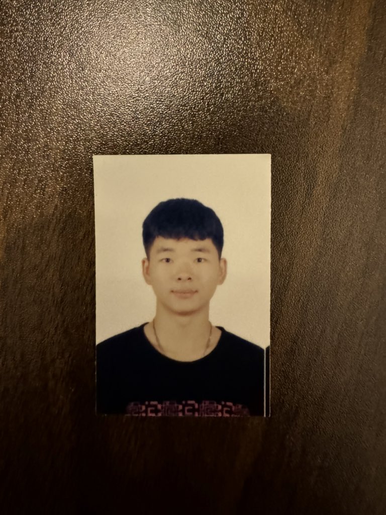 Luoam38332's tweet photo. 发现没关门的体育生寝室会怎么样👀翻到了一些体育生的照片hh以前经常在自习室看到的那个体育生原来也在这🤣当然要好好探索yw👅😻 https://t.co/bM2VtBBDxF