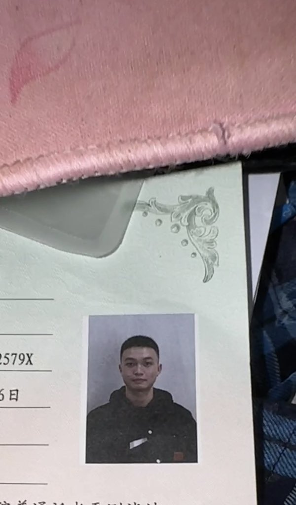 Luoam38332's tweet photo. 发现没关门的体育生寝室会怎么样👀翻到了一些体育生的照片hh以前经常在自习室看到的那个体育生原来也在这🤣当然要好好探索yw👅😻 https://t.co/bM2VtBBDxF