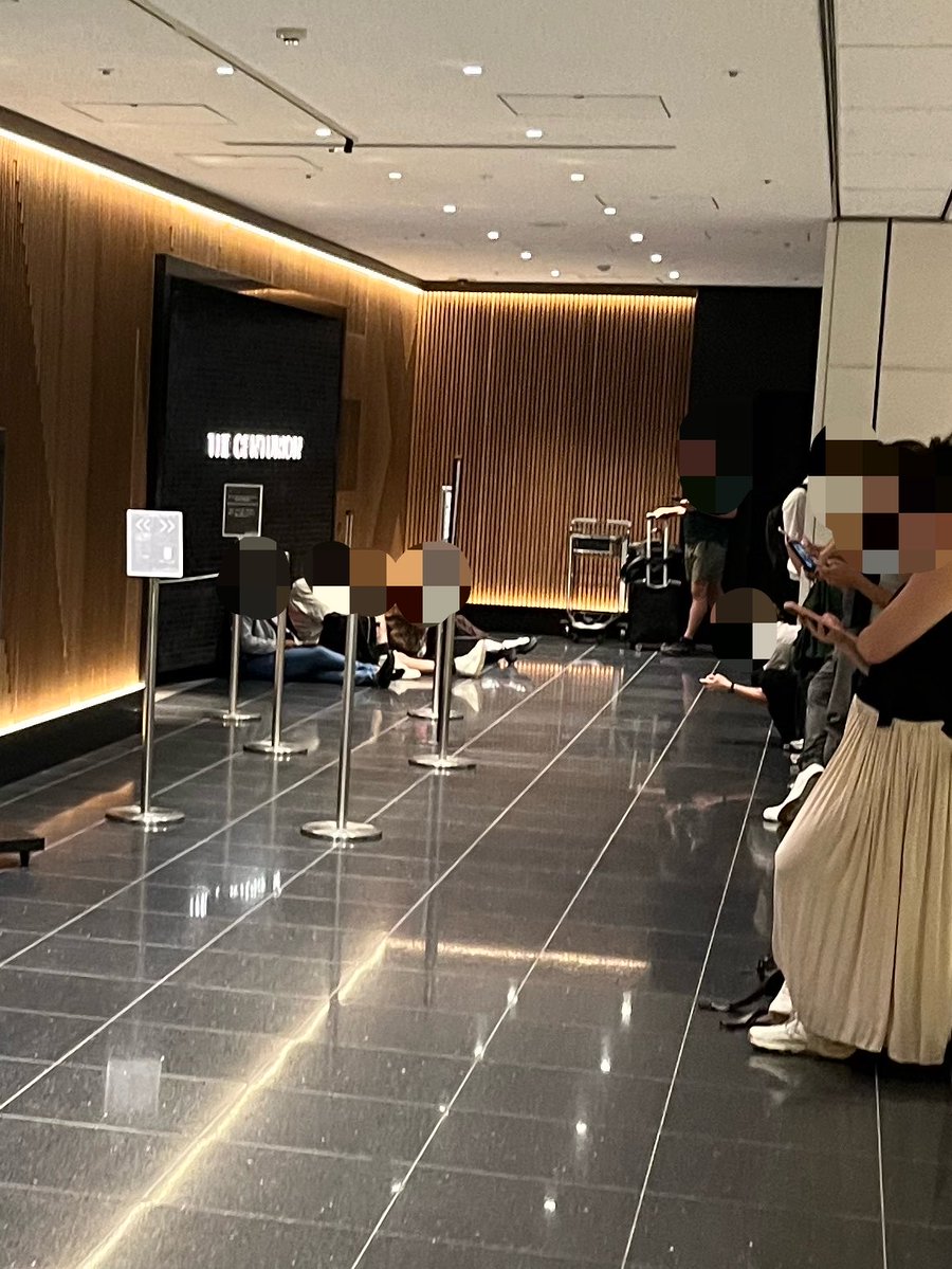k_gokigen's tweet photo. ANAラウンジの代替にセンチュリオンラウンジ(プラチナ)がある、という考えは捨てた方が良いかも！

食材はとても良くお寿司も美味しいのですが、最近はいつ行っても並んでる👀...
並ぶなら他行きます。

#なんか見た https://t.co/tmmlsyGora
