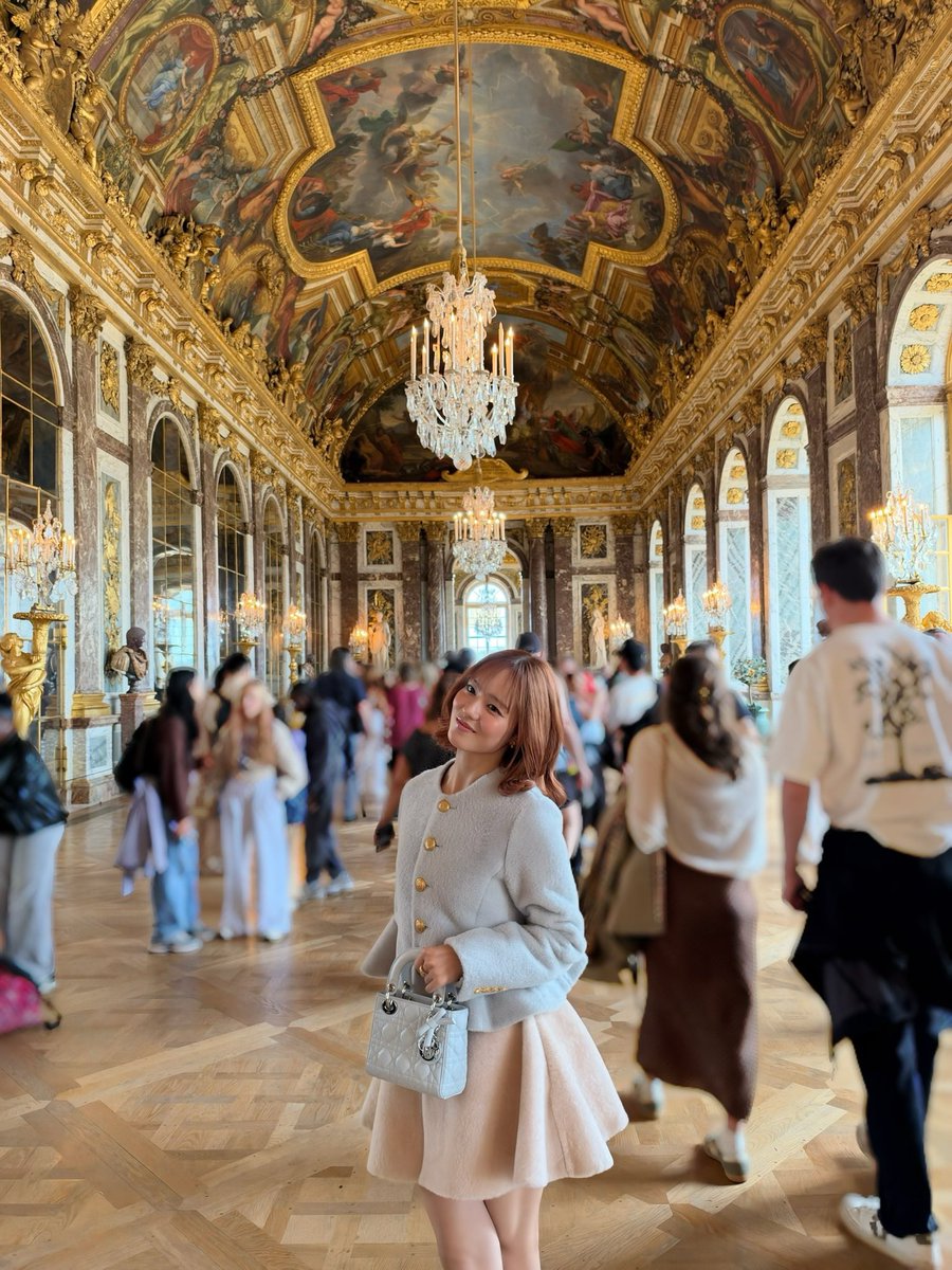 juriastar's tweet photo. paris memories with juria ✨🎀 https://t.co/XNQX9lsyI0