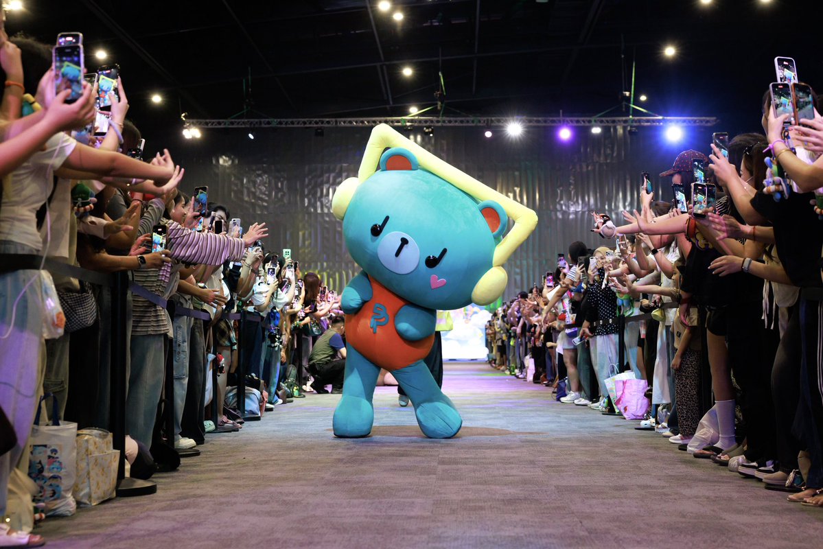 permpoon_GMMTV's tweet photo. Let’s dance with meeee~ ขอบคุณที่มาหาแก๊งเด็กเร้กค้าบอุนย่าอุนยาย
#GMMTVFANIVAL2026HappyFamily
#PERMPOON https://t.co/QzSI5b5YYA