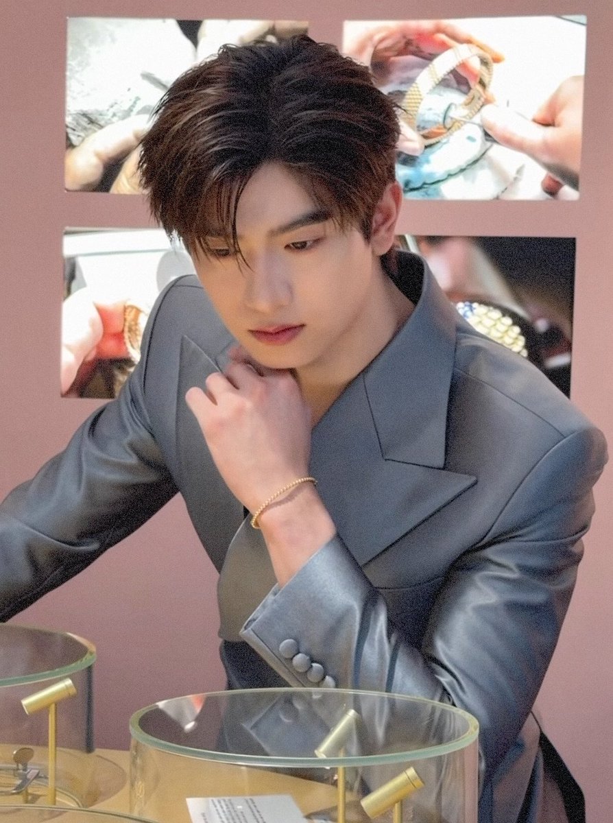 jezisss's tweet photo. ความลัคชู ความ elegant gorgeous นี้คืออารัย 😭🖐🏻

#VCAPerleeTH 
#VCAPerlee 
#VanCleefArpels
𖤐⤸ #thomaskong | #โทมัสก้อง https://t.co/UJULPdLGnA