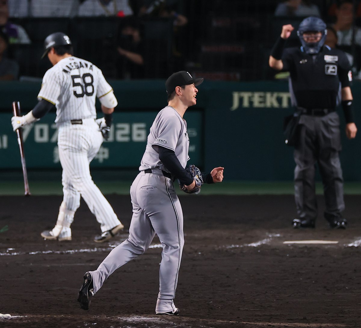sanspo_giants's tweet photo. 【#本日のベストショット📸】　
#中川皓太 投手がまたも大仕事！八回のピンチを封じてリードを守り、渾身の雄叫び。マツダスタジアムでの過去最高？のガッツポーズ（引用元記事👇）を超える気迫を感じました（撮影・甘利慈、中井誠）

#巨人 #ジャイアンツ #giants #サンスポ https://t.co/RjnLu82OvV