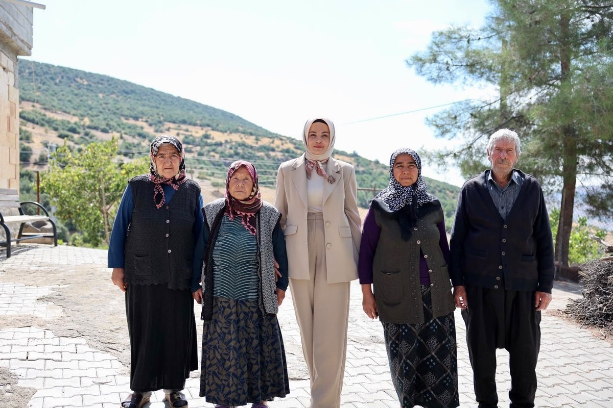 polatelikym's tweet photo. 📍 1 Ekim Dünya Yaşlılar Günü Ziyareti

Kaymakamımız Sn. Esra Bozan, 1 Ekim Dünya Yaşlılar Günü dolayısıyla ilçemiz Bektaşoğlu Köyü’nde yaşayan kıymetli büyüklerimizi ziyaret etti. https://t.co/Z7ZGemhEKv