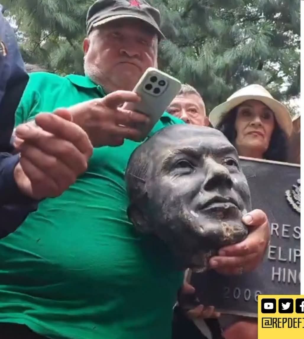 rafaborbolla's tweet photo. Una horda de Orcos. Los que la secta de la 4T denomina el "pueblo sabio" decapitan la estatua de Calderón en Los Pinos. Después para sentirse satisfechos y orgullosos la orinaron. Así opera el "movimiento" de Morena: guiados por la ignorancia y un profundo espíritu destructor. Ante la falta de resultados actuales, su única agenda es el vandalismo, violencia y el revanchismo del pasado. 👎💥