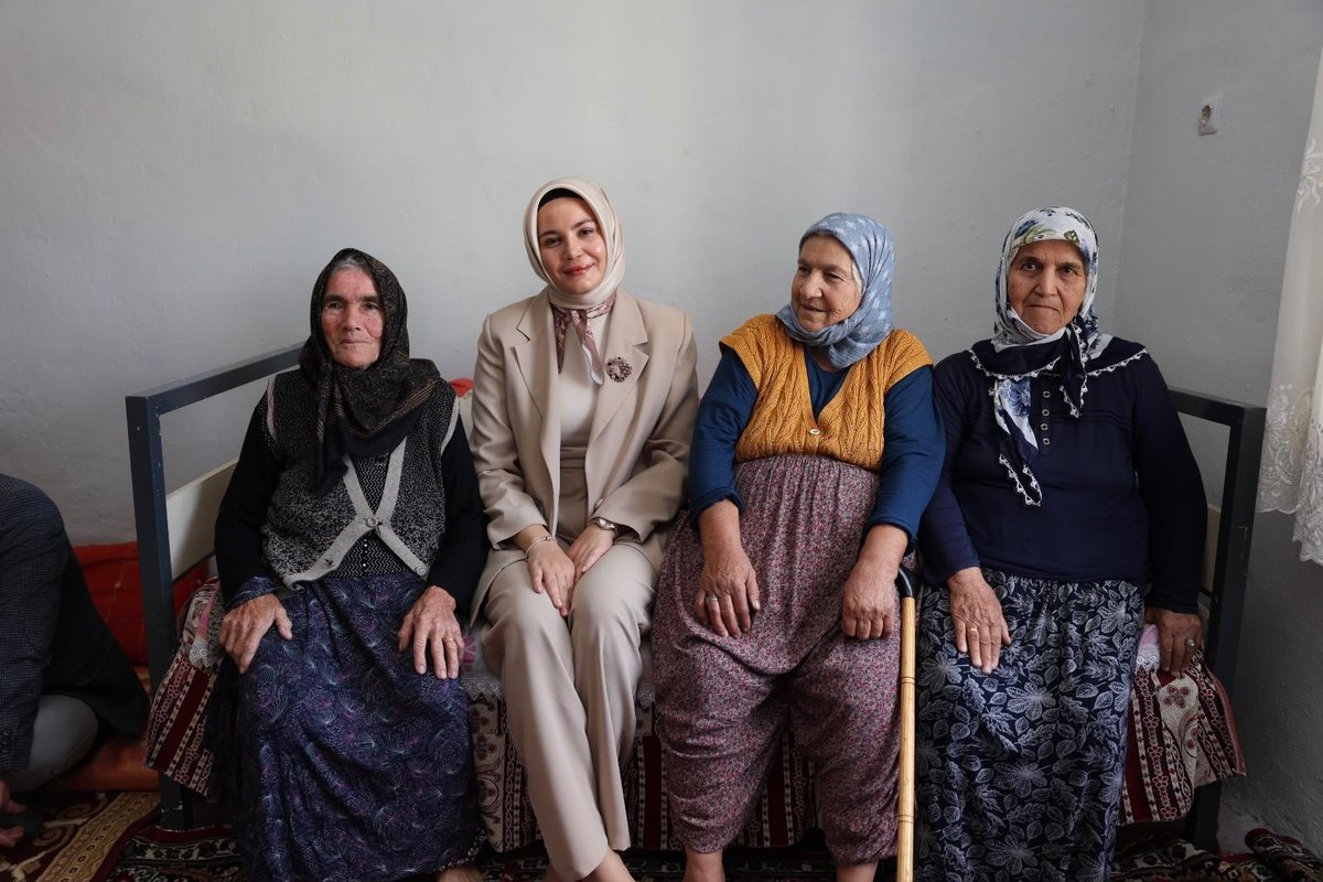 polatelikym's tweet photo. 📍 1 Ekim Dünya Yaşlılar Günü Ziyareti

Kaymakamımız Sn. Esra Bozan, 1 Ekim Dünya Yaşlılar Günü dolayısıyla ilçemiz Bektaşoğlu Köyü’nde yaşayan kıymetli büyüklerimizi ziyaret etti. https://t.co/Z7ZGemhEKv