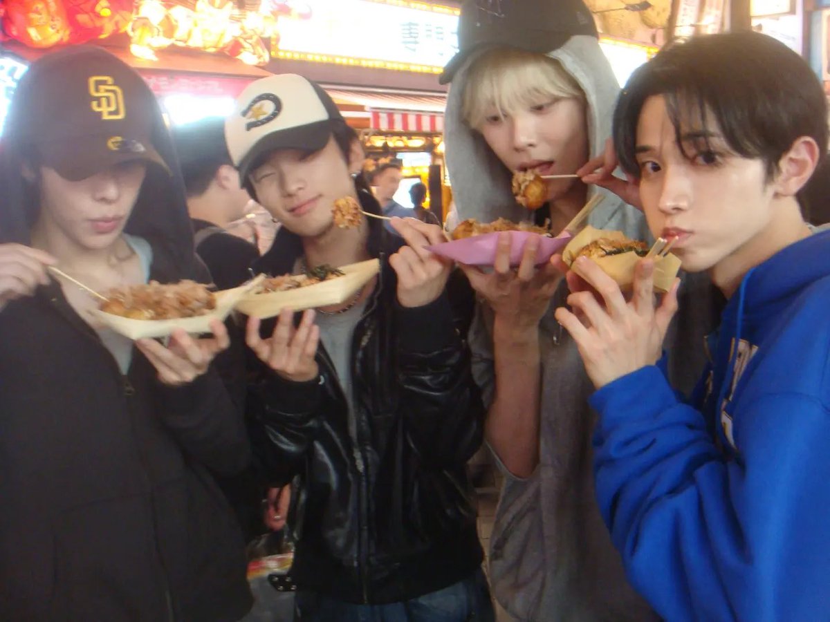 hsn_si2's tweet photo. ㅤ
쓰담쓰담🫳🏻❤️💛💚💙
ㅤ https://t.co/KhweNOJMIS