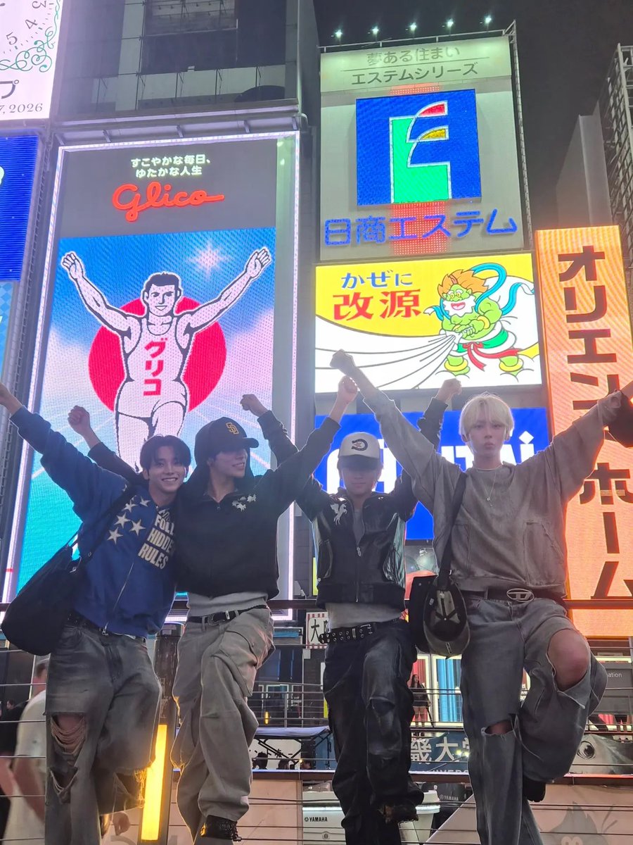 hsn_si2's tweet photo. ㅤ
쓰담쓰담🫳🏻❤️💛💚💙
ㅤ https://t.co/KhweNOJMIS