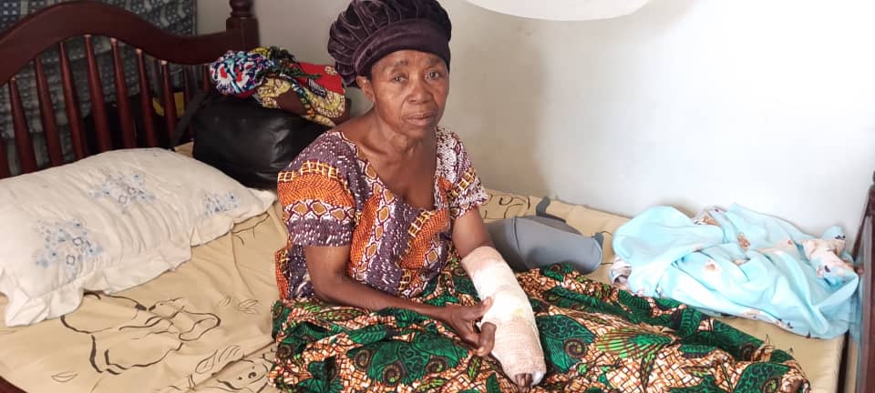 1005kgr's tweet photo. A 72-year-old woman and head of the laity at St. John’s Nyakaju Church of Uganda in Bugoye Sub-county, Kasese District, survived a machete attack by unknown assailants on Saturday.
Photos by @kyamanduma
#KGRupdates https://t.co/Zg5GdArxce