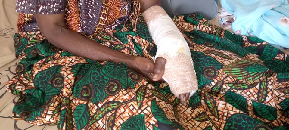 1005kgr's tweet photo. A 72-year-old woman and head of the laity at St. John’s Nyakaju Church of Uganda in Bugoye Sub-county, Kasese District, survived a machete attack by unknown assailants on Saturday.
Photos by @kyamanduma
#KGRupdates https://t.co/Zg5GdArxce
