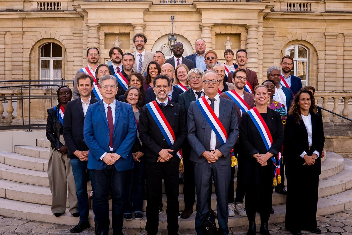 SynergiePop's tweet photo. L’intergroupe de la @FranceInsoumise accueille aujourd’hui @gabrielamard et Marc Péré pour leur entrée au Sénat.

Pour rappel, les @EELV continuent de revendiquer la victoire de Marc Péré comme la leur.

#FranceInsoumise https://t.co/NDPHQhyVFq