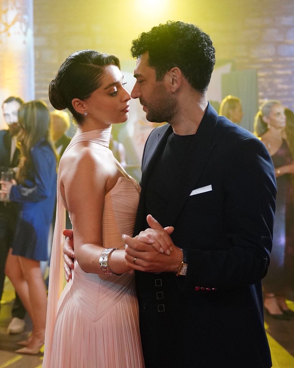 dddonttcare's tweet photo. Insane chemistry 

#GüllerveGünahlar #ZeySer https://t.co/W7p87hFIJQ