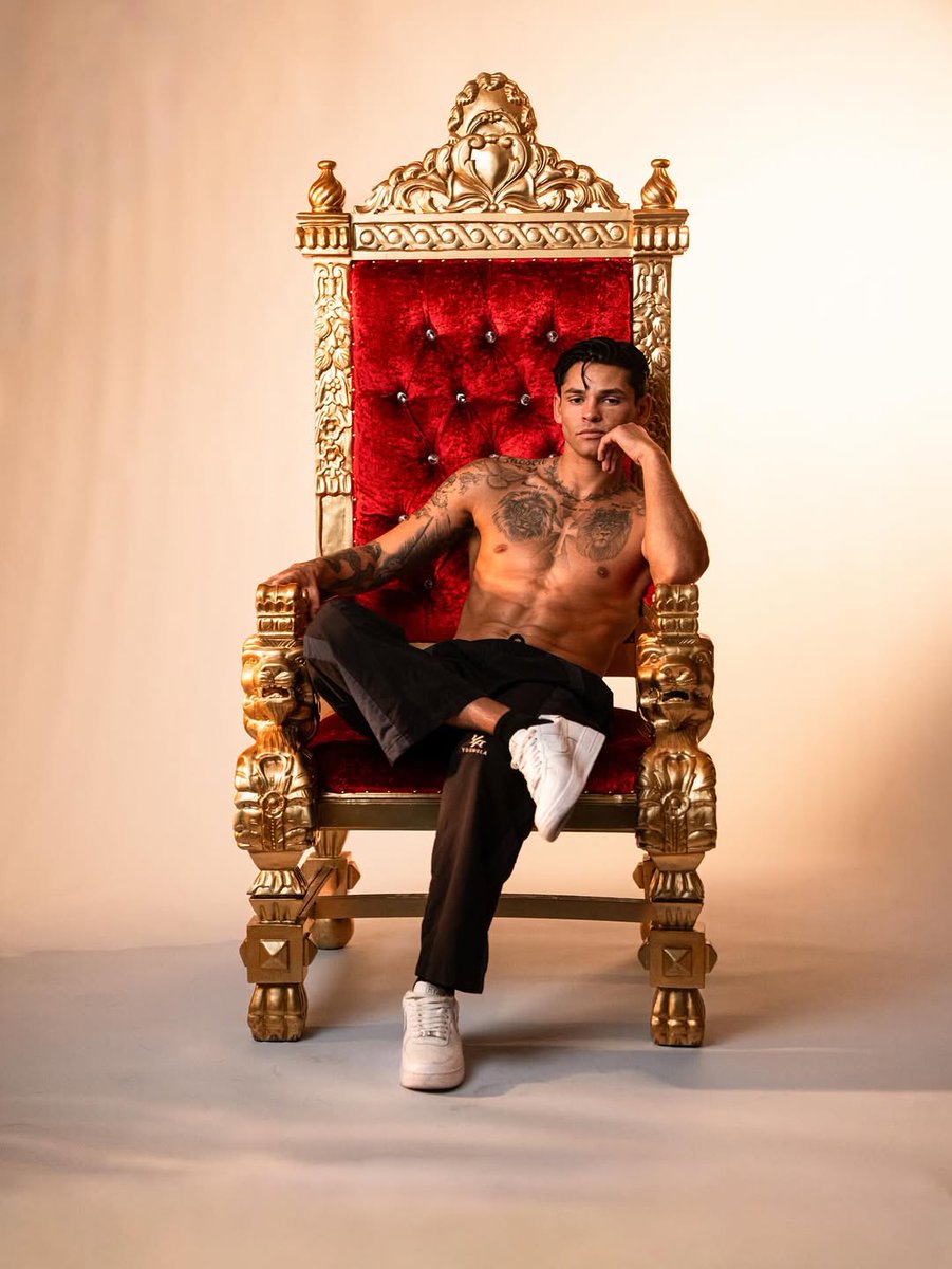 ChloeStewa21312's tweet photo. Ready to assume the throne in an honorable way https://t.co/GcGbIzNDqo
