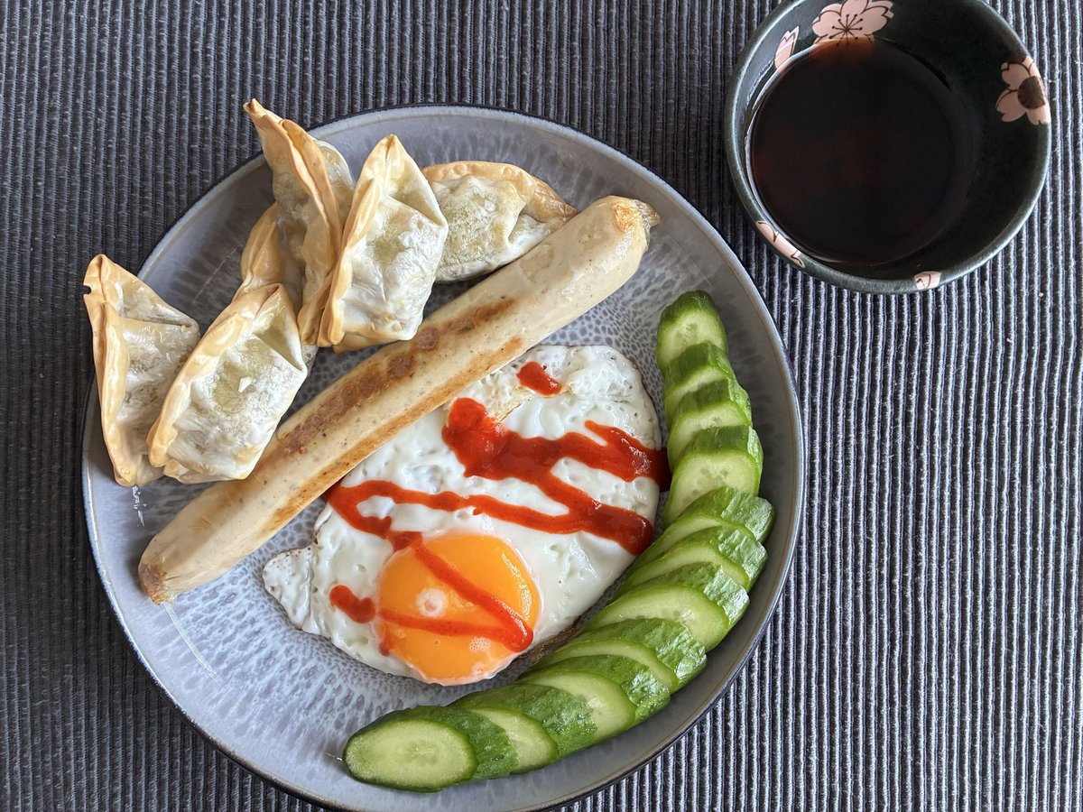 daintymaple's tweet photo. first meal of october! #edrtwt #mealspo

sliced mini cucumber
fried egg with sriracha
white vegan sausage
gyoza filled with vegetables https://t.co/2qCwzYZsh6