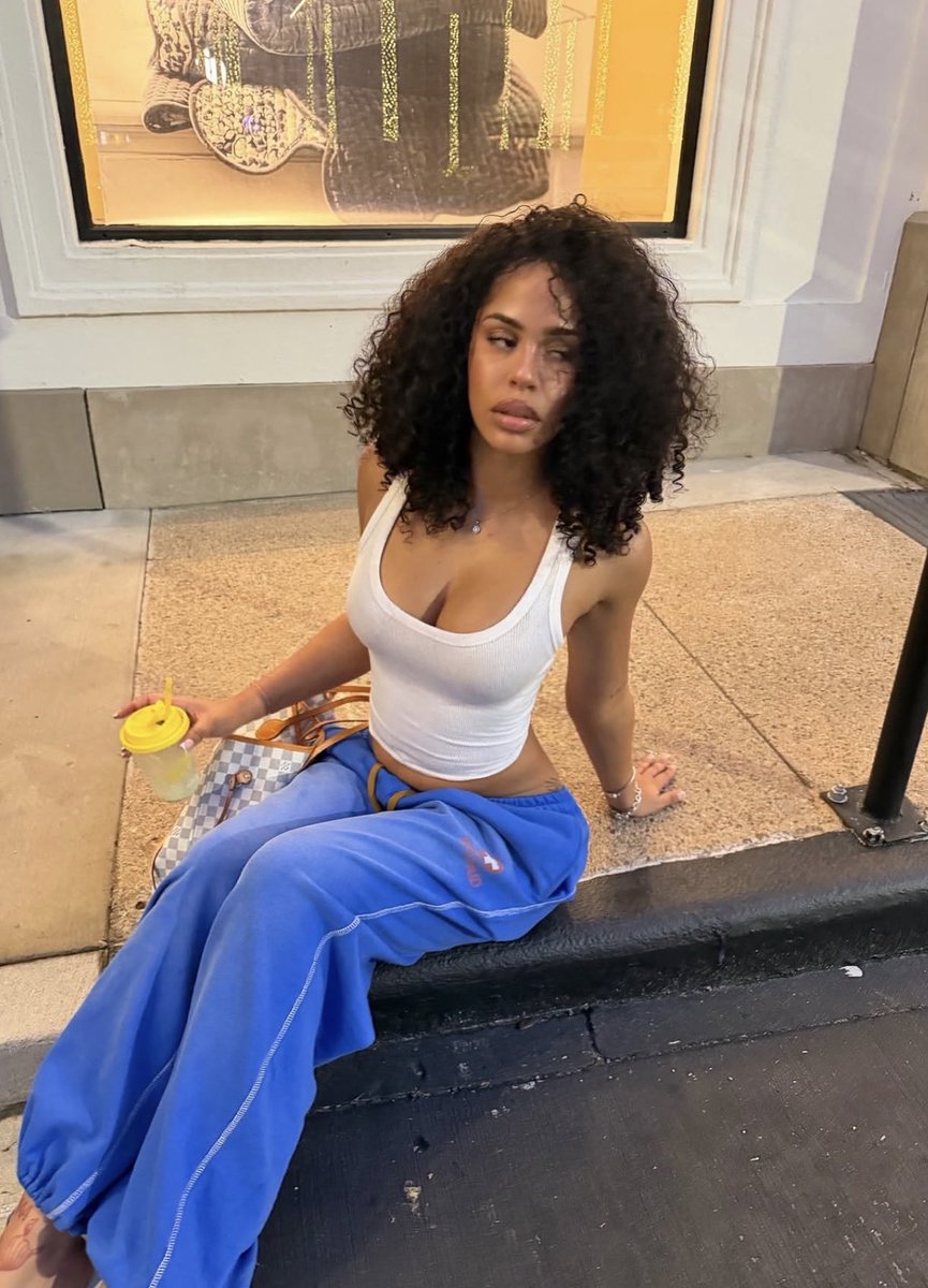 lolawhiteu99f's tweet photo. Sitting pretty fine 🤍 https://t.co/gWYMsFZUo8