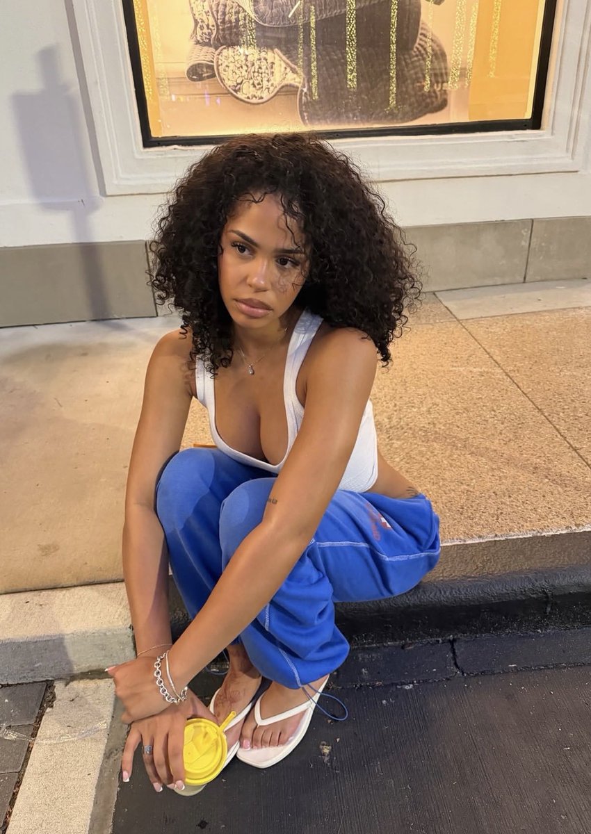 lolawhiteu99f's tweet photo. Sitting pretty fine 🤍 https://t.co/gWYMsFZUo8
