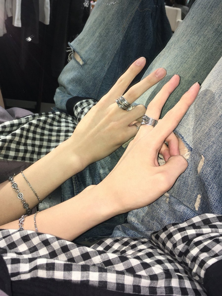 kachxx_'s tweet photo. 왜 손도 이쁘냐고 https://t.co/cVKoEilSfs