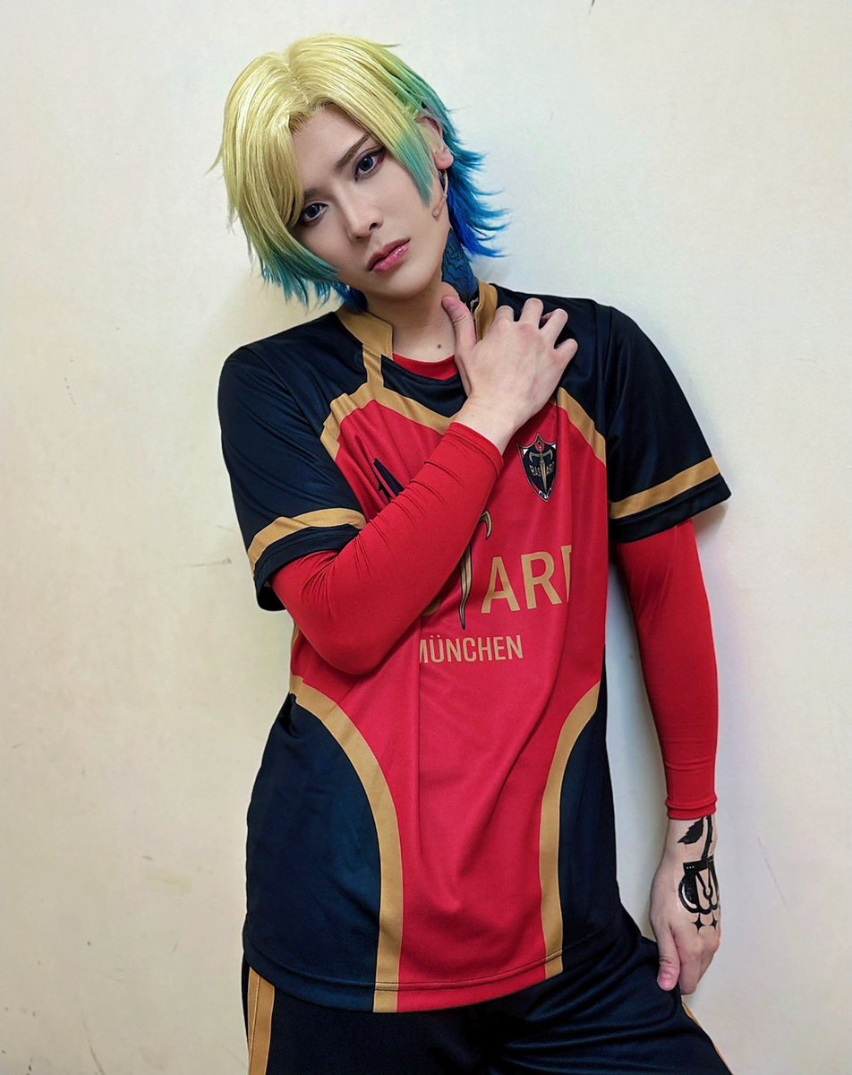 nakadahiroki's tweet photo. 舞台『#ブルーロック』5th STAGE
　　　―新英雄大戦開幕―

初日のご来場、ありがとうございます🥀

#カイザー #ブルステ #BLUELOCK https://t.co/jDJk7MqFD9