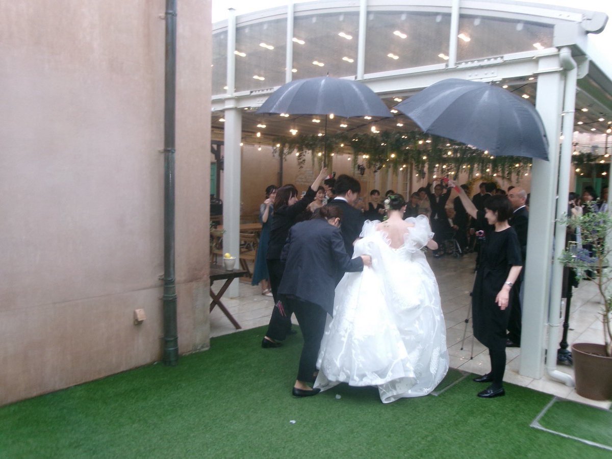 gigiquel's tweet photo. 結婚式は雨だった。

妻が晴れ女で、僕は雨男。

2年半遠距離していた間のデートの日は、ほぼ毎回1週間前までは雨予報で、当日になると晴れるというのが僕たちのお決まりで、台風の多いこの時期にガーデンウェディングの式場を選ぶという強気の姿勢で臨んだ。

今回もきっと晴れる、そんな気持ちで。

式の2週間前から天気予報に張り付いていたけどずっと雨予報で、結局そのまま当日も雨。しかも結構降ってる。今回は僕の勝ちだったっぽい。あちゃー。

雨かぁ〜と呟く僕に、「『アバウトタイム』みたいでいいかもね！」と妻が励ましてくれた。この彼女のポジティブさに何度救われたことか。

本当にいつもありがとうございます。

雨のせいで公共交通機関が遅れたりもしたけど、いざ式が始まってしまえば天気のことなんて気にならないほど、楽しくて、幸せで、ずっと泣いてた。なんなら、挙式で入場する前から泣いてた。式場見学をした時にスタッフさんの説明を聞きながら泣いていた僕たちなので、当日も泣くことは覚悟していたけど…

式を通して、ずっと心配をかけてきた家族や友達にも感謝を伝えられてよかった。

自分の人生を振り返ると、正直ここまで幸せになれるとは思ってなかった。大学を中退して就職もうまくいかなかったあたりから、なんとなく人生に対して諦めのような気持ちが生まれ始めていた。ダメダメだった。

それが、妻と出会ってからころっと良くなった気がした。いつもニコニコしている彼女が心の支えになった。
生涯をかけて僕も幸せにしないと。
これからもよろしく。

あ〜結婚式やってマジでよかった〜〜〜。
