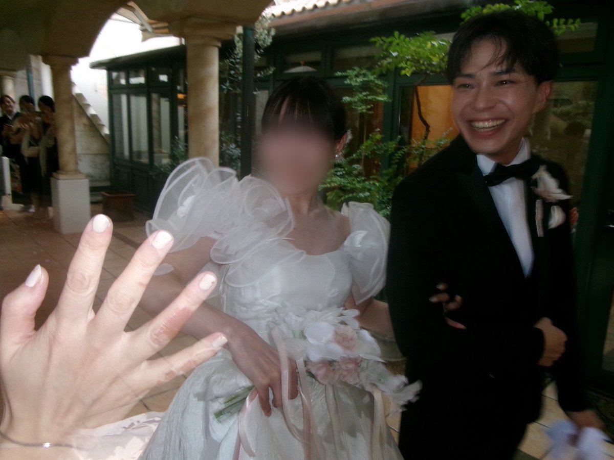 gigiquel's tweet photo. 結婚式は雨だった。

妻が晴れ女で、僕は雨男。

2年半遠距離していた間のデートの日は、ほぼ毎回1週間前までは雨予報で、当日になると晴れるというのが僕たちのお決まりで、台風の多いこの時期にガーデンウェディングの式場を選ぶという強気の姿勢で臨んだ。

今回もきっと晴れる、そんな気持ちで。

式の2週間前から天気予報に張り付いていたけどずっと雨予報で、結局そのまま当日も雨。しかも結構降ってる。今回は僕の勝ちだったっぽい。あちゃー。

雨かぁ〜と呟く僕に、「『アバウトタイム』みたいでいいかもね！」と妻が励ましてくれた。この彼女のポジティブさに何度救われたことか。

本当にいつもありがとうございます。

雨のせいで公共交通機関が遅れたりもしたけど、いざ式が始まってしまえば天気のことなんて気にならないほど、楽しくて、幸せで、ずっと泣いてた。なんなら、挙式で入場する前から泣いてた。式場見学をした時にスタッフさんの説明を聞きながら泣いていた僕たちなので、当日も泣くことは覚悟していたけど…

式を通して、ずっと心配をかけてきた家族や友達にも感謝を伝えられてよかった。

自分の人生を振り返ると、正直ここまで幸せになれるとは思ってなかった。大学を中退して就職もうまくいかなかったあたりから、なんとなく人生に対して諦めのような気持ちが生まれ始めていた。ダメダメだった。

それが、妻と出会ってからころっと良くなった気がした。いつもニコニコしている彼女が心の支えになった。
生涯をかけて僕も幸せにしないと。
これからもよろしく。

あ〜結婚式やってマジでよかった〜〜〜。