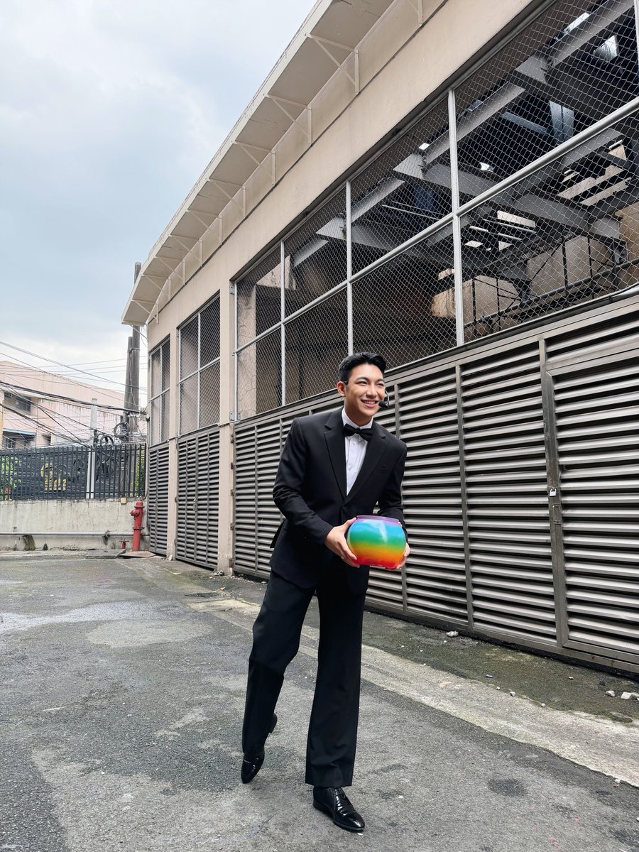 DarrenTrendsOfc's tweet photo. A dash of charm and a whole lot of class!!โจ๏ธ Meet our dashing escort, Darren!!๐๐
#DARREN @Espanto2001
#ShowtimeOctoberNa
@itsShowtimeNa
๐ท D's IG post https://t.co/LtPrXWgRps