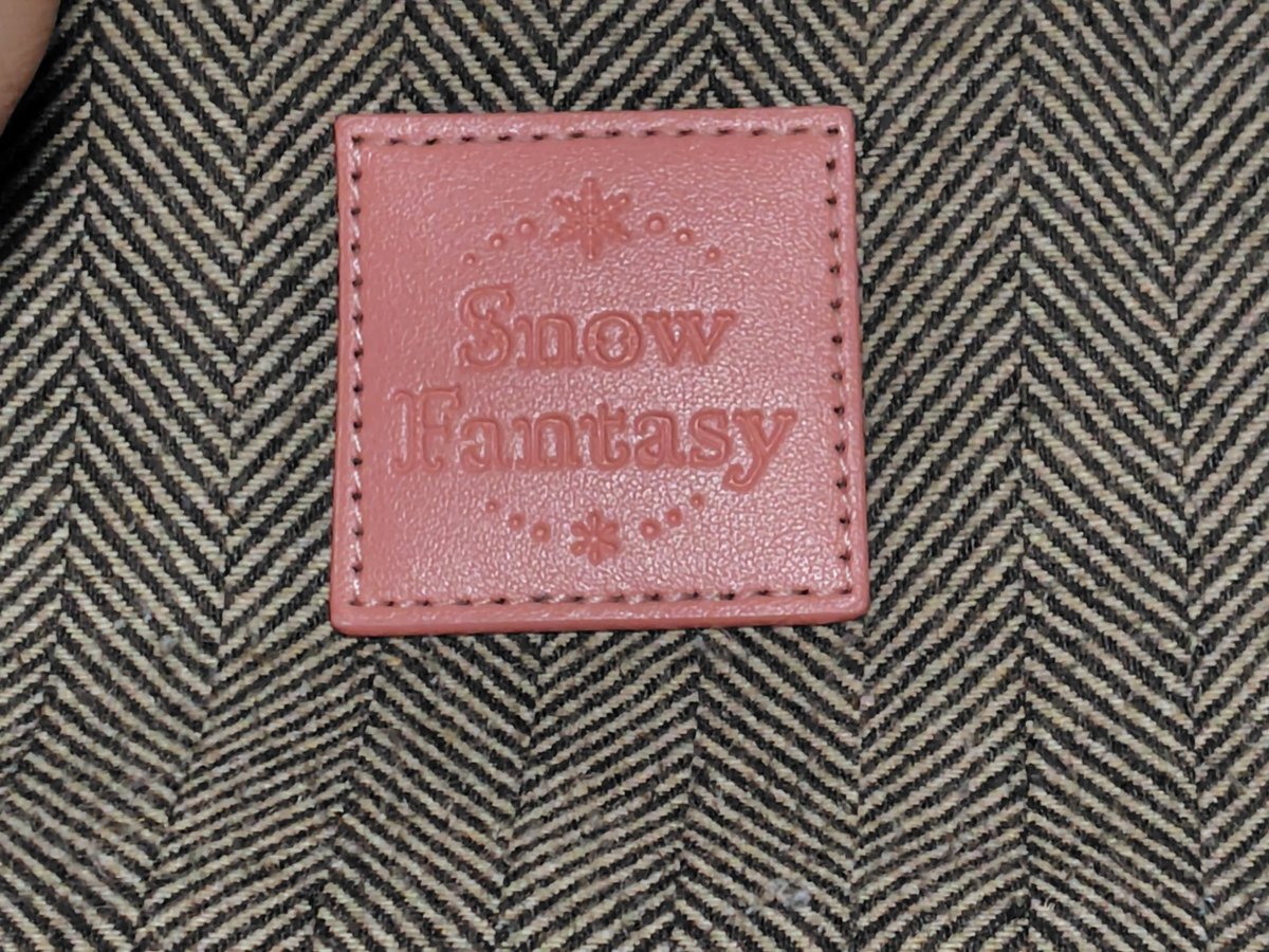 Kailouis229's tweet photo. 供養シリーズ😂
Snow Fantasyの来栖さんカラーのバッグ！
サイズ感とこれからの季節以降にぴったりでデザインも大好き🫶
ただ、合皮が捲れてきて毛羽立ちもしてきたのでさようなら👋
私に修繕できる技術があればいいんだけど😅
我らは幼女ですか！なグッズも年齢を問わず使える色味も好きです https://t.co/oF2hoBzqE2