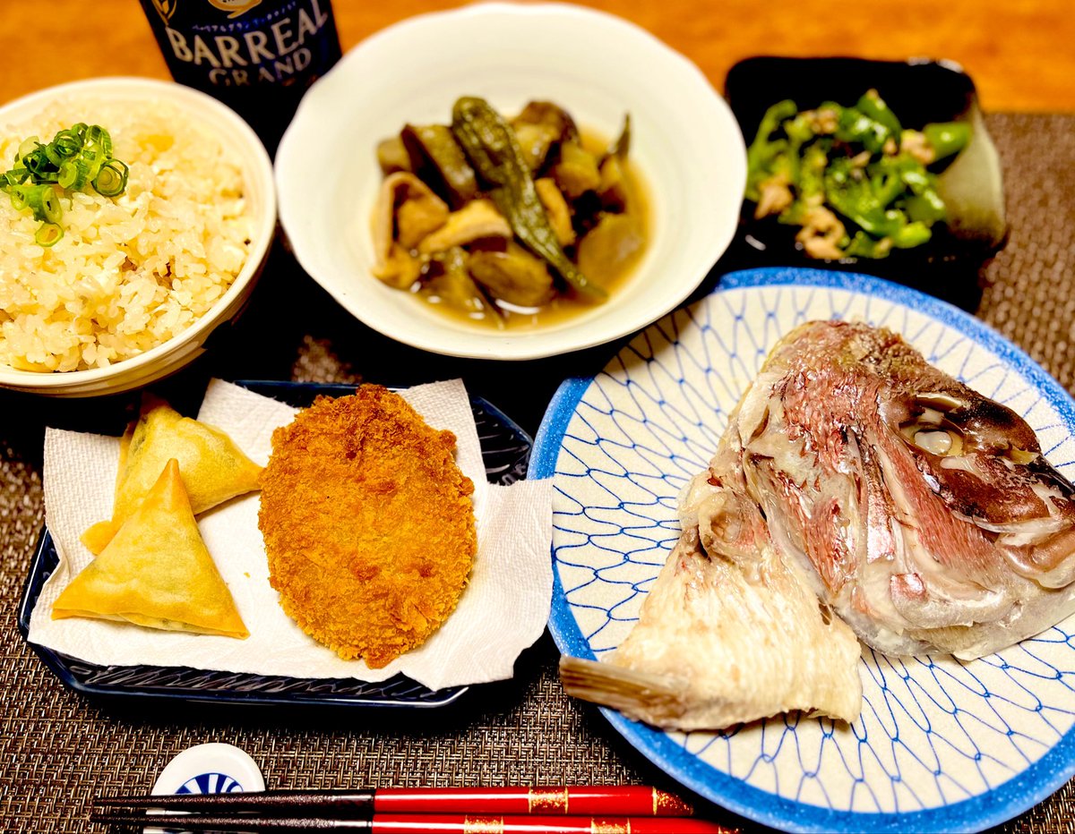 erumaLma's tweet photo. 鯛あら酒蒸し
コロッケ三角春巻
ナスししとうお揚げの炊いたん
無限ピーマン
鯛めし

10月突入！がんばりましょうの乾杯🍻✨

#おうちごはん #晩酌 https://t.co/i2jGANYC40