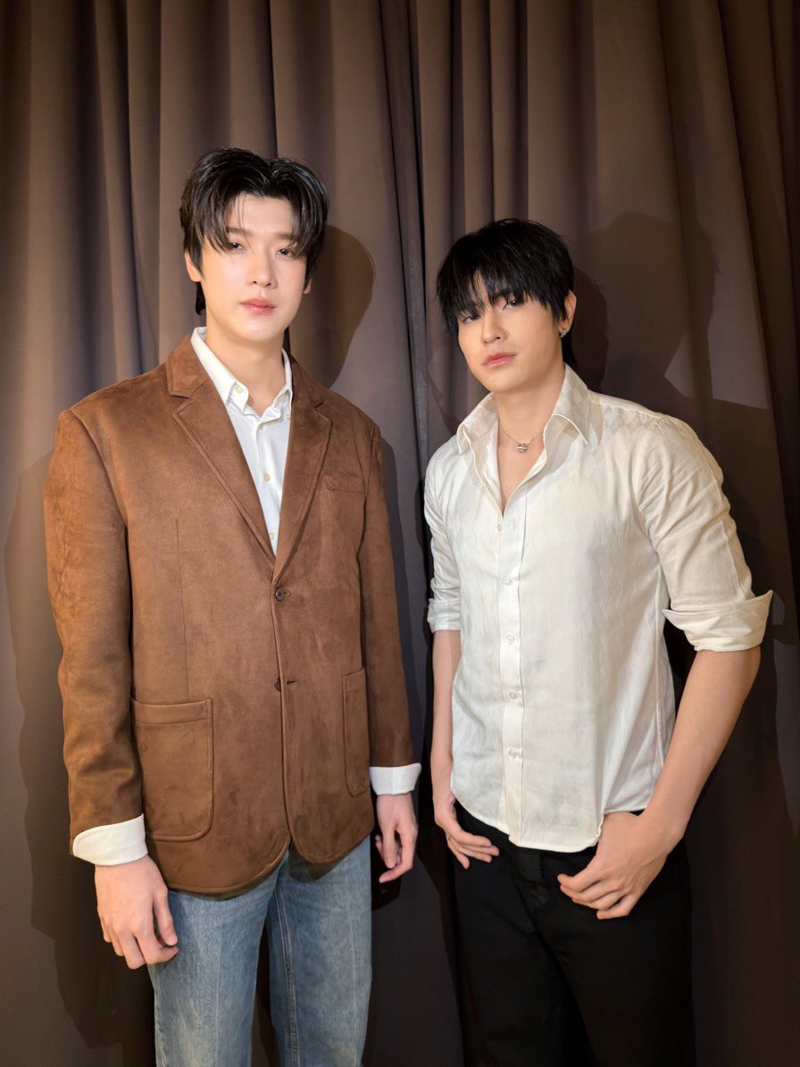 anonyxmousgirl's tweet photo. “พี่ชายใหญ่มาออกงานทั้งทีไม่คิดชายตามองใครบ้างหรอครับ”

“หัวใจพี่ไม่ขอมีใครดีกว่า”

“พูดเหมือนจะเป็นโสดจนแก่”

“… เพราะเคย เลยได้รู้ไงชายภู”

“เคยโสด?”

“ไปเล่นที่อื่นไป พี่ขอดื่มคนเดียวเงียบๆ”

“เห้อ ไม่สนุกเลยพี่ชาย ผมไปหาน้องลูกหมีดีกว่า”

(จุฑาเทพ dmd ver.) https://t.co/YJLQ7ZmbaA