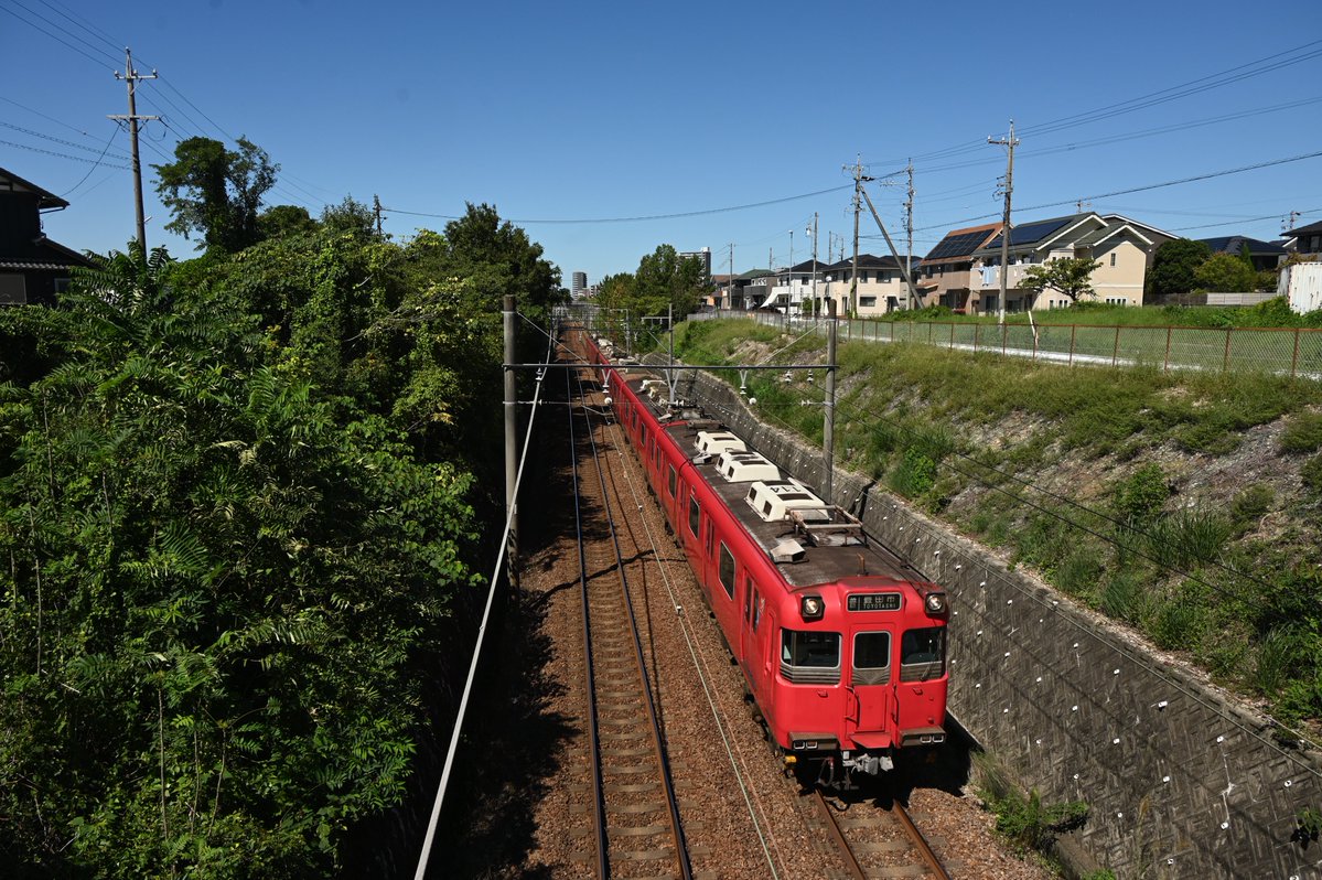 Mizunya333's tweet photo. 緑豊かな丘陵地帯の住宅地の中の掘割を真っ赤な通勤型電車が走る。 (2026.09.22撮影・名鉄 豊田線 浄水~上豊田) #100系 #114F https://t.co/LV85Hlchtt