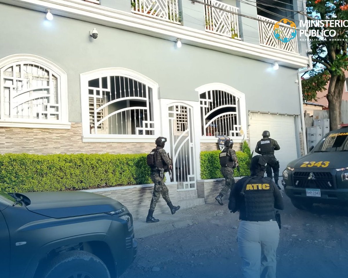 MP_Honduras's tweet photo. #MPInforma
¡En marcha la Operación "Taranis!
El Ministerio Público a través de la Agencia Técnica de Investigación Criminal #ATIC ejecuta una contundente ofensiva contra tres estructuras criminales ligadas al narcotráfico, almacenamiento de armas y asesinatos.
A través de la ATIC y con apoyo de la Policía Militar del Orden Público @PMOPHN , se están practicando 15 allanamientos de morada: 12 en Guayape (Olancho) y 3 en colonias del Distrito Central.
El objetivo de estas acciones es desarticular a los grupos criminales organizados "Los Escoto" y "Mito Padilla", a quienes se les atribuyen nexos delictivos con la Pandilla 18.
