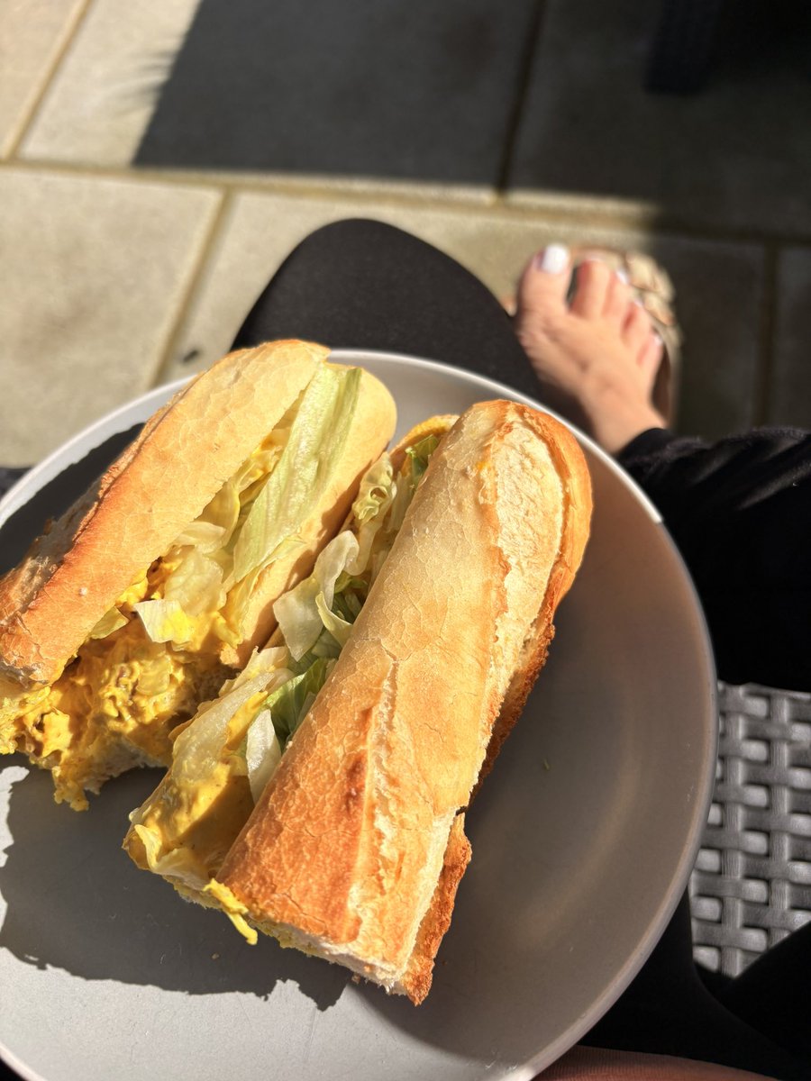 MillyHumphslyn's tweet photo. Dinner time in the sunshine ☀️ https://t.co/qQd1JdIDCQ