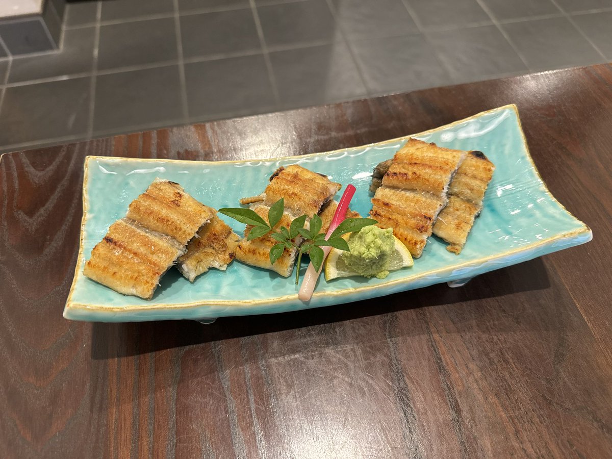 MitchellNoviter's tweet photo. 今回の昼御飯、「加和奈」で鰻を食べました！

関西風炭焼の鰻蒲焼でした！表面はパリパリッとして、中身はふっくらとして、とても美味しかったです！
突然の提案を受け入れてくれた家族に感謝！浜松に来たからには、美味しい鰻を食べたいと思ってたので、もう嬉しい限りだよなぁ・・・（しみじみ） https://t.co/BI55HqICik