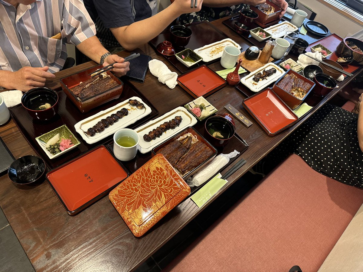 MitchellNoviter's tweet photo. 今回の昼御飯、「加和奈」で鰻を食べました！

関西風炭焼の鰻蒲焼でした！表面はパリパリッとして、中身はふっくらとして、とても美味しかったです！
突然の提案を受け入れてくれた家族に感謝！浜松に来たからには、美味しい鰻を食べたいと思ってたので、もう嬉しい限りだよなぁ・・・（しみじみ） https://t.co/BI55HqICik