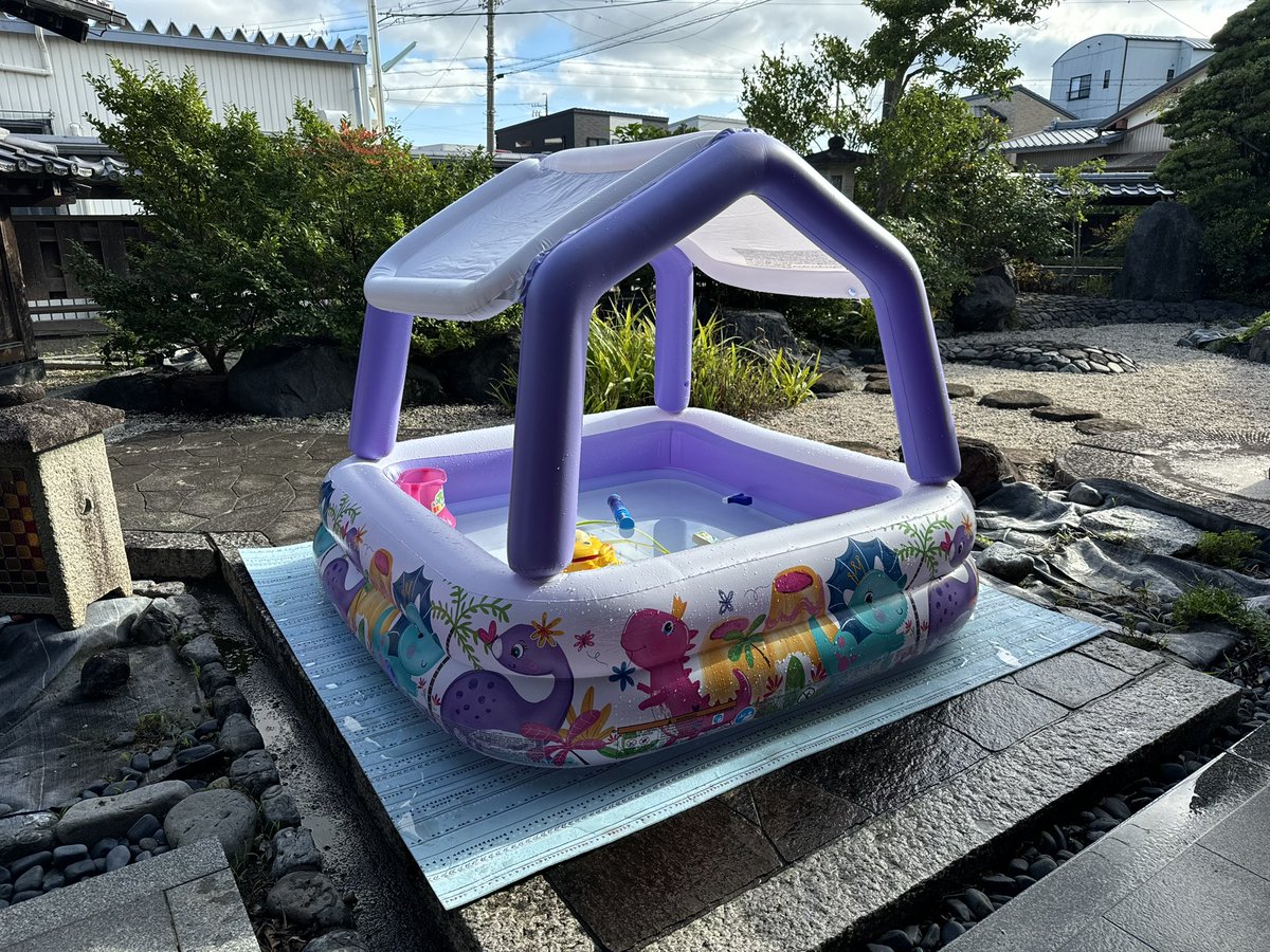 MitchellNoviter's tweet photo. 今回も、実家の庭でプールに入りました！

水の冷たさが心地好い程、まだまだ外の暑さがあって、良いプール日和でした！まさか、この夏にもう一回、プールに入る事になるとは！とても楽しい時間でした！
満面の笑顔で楽しむ娘の姿をすぐ近くで見る事が出来て、もう本当に幸せだなぁ・・・（しみじみ） https://t.co/DEftfsTkir