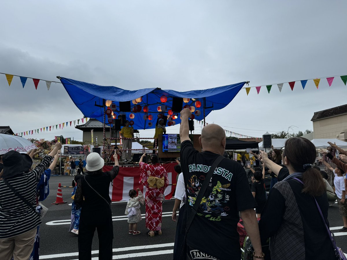 MitchellNoviter's tweet photo. 先週末は、「第８回 湯の華 夏！どたばた祭」に遊びに行きました！

屋台にカラオケ大会に盆踊り（郡上おどり）、家族でゆっくりと楽しむ事が出来て、本当に良かったです！久しぶりに浴衣を着ました！
「盆踊り」って、あまり触れる機会がないけど、意外と面白い日本の文化だよなぁ・・・（しみじみ） https://t.co/W4ZvxQxHr7