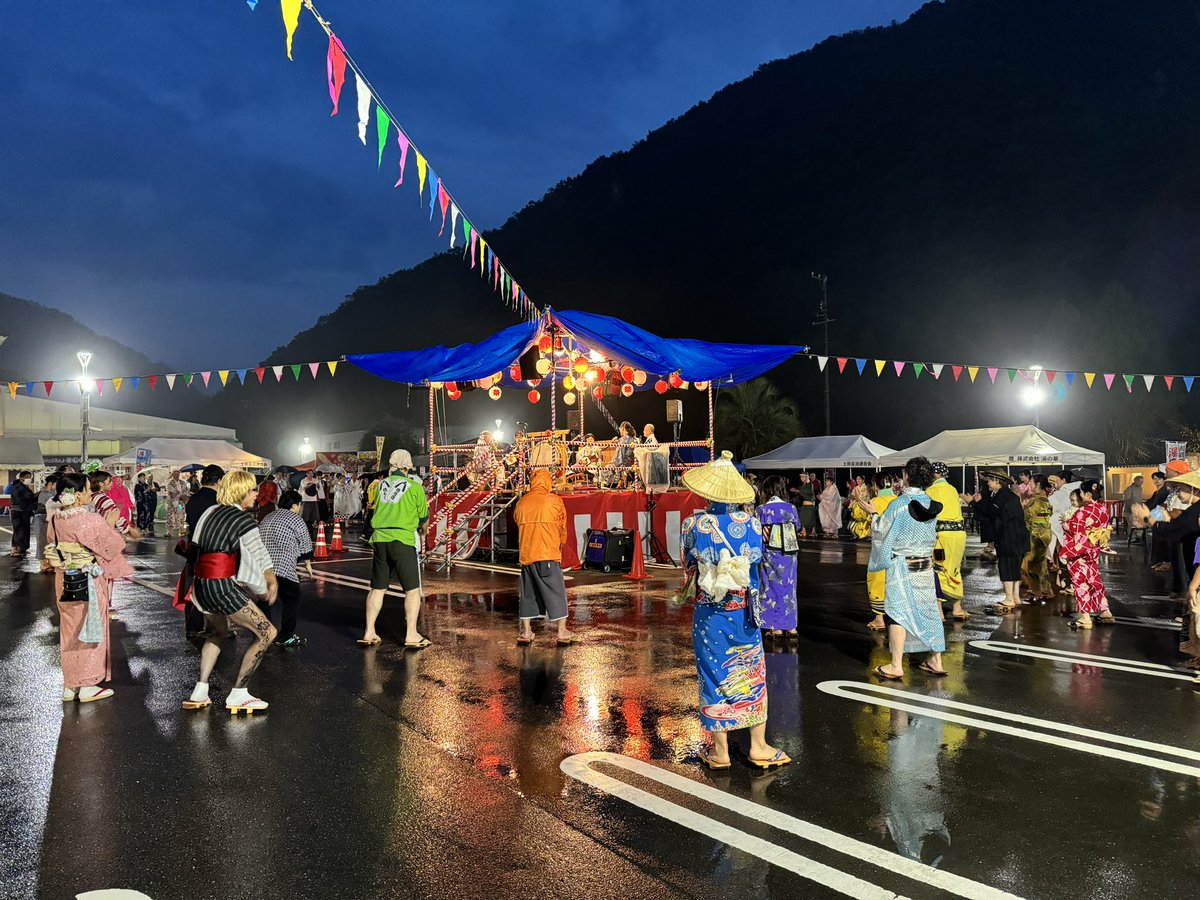 MitchellNoviter's tweet photo. 先週末は、「第８回 湯の華 夏！どたばた祭」に遊びに行きました！

屋台にカラオケ大会に盆踊り（郡上おどり）、家族でゆっくりと楽しむ事が出来て、本当に良かったです！久しぶりに浴衣を着ました！
「盆踊り」って、あまり触れる機会がないけど、意外と面白い日本の文化だよなぁ・・・（しみじみ） https://t.co/W4ZvxQxHr7
