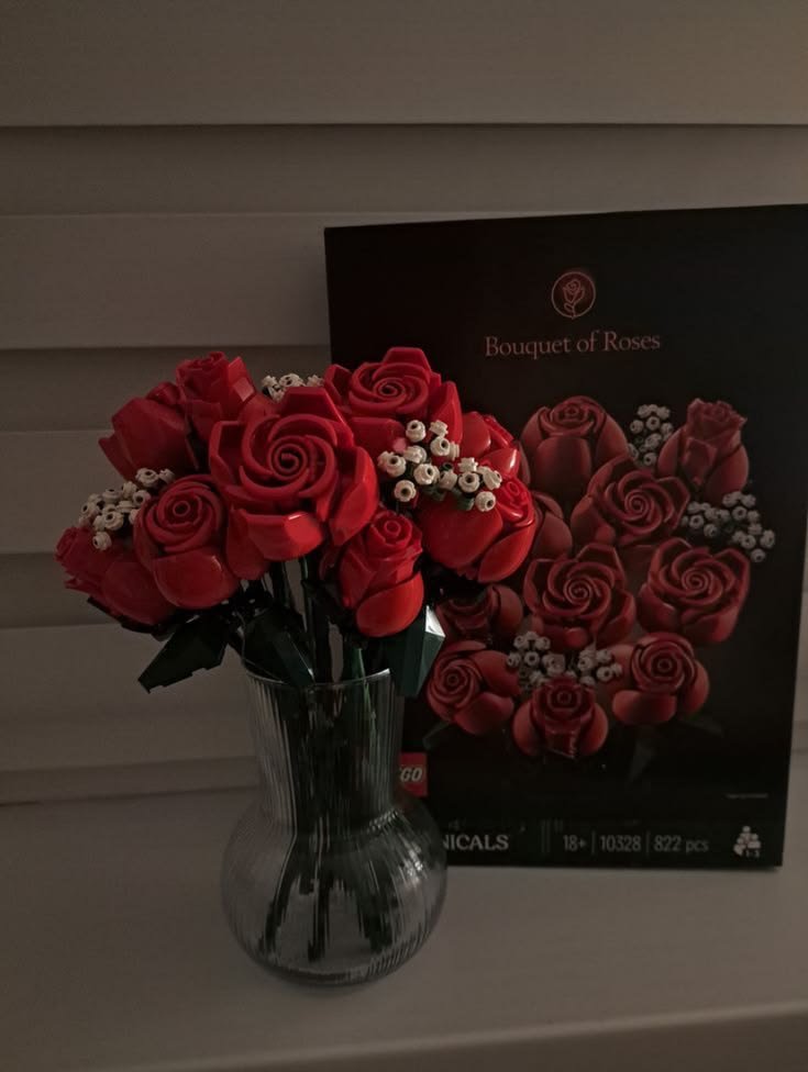 dreamyflowerrs's tweet photo. lego roses https://t.co/qaYZ0FKJZm